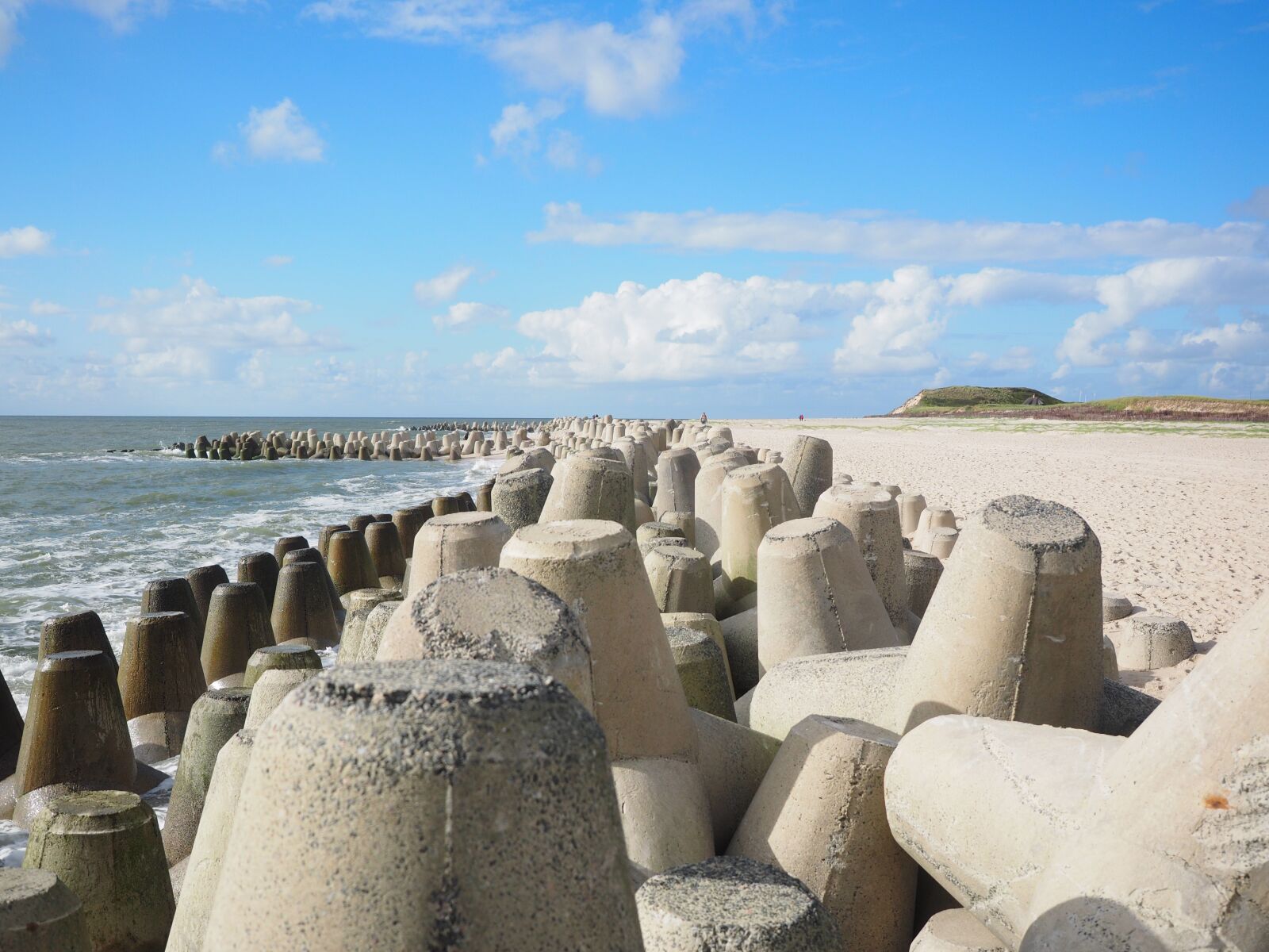 Olympus OM-D E-M1 + Olympus M.Zuiko Digital ED 12-40mm F2.8 Pro sample photo. The beach fixing, tetrapods photography