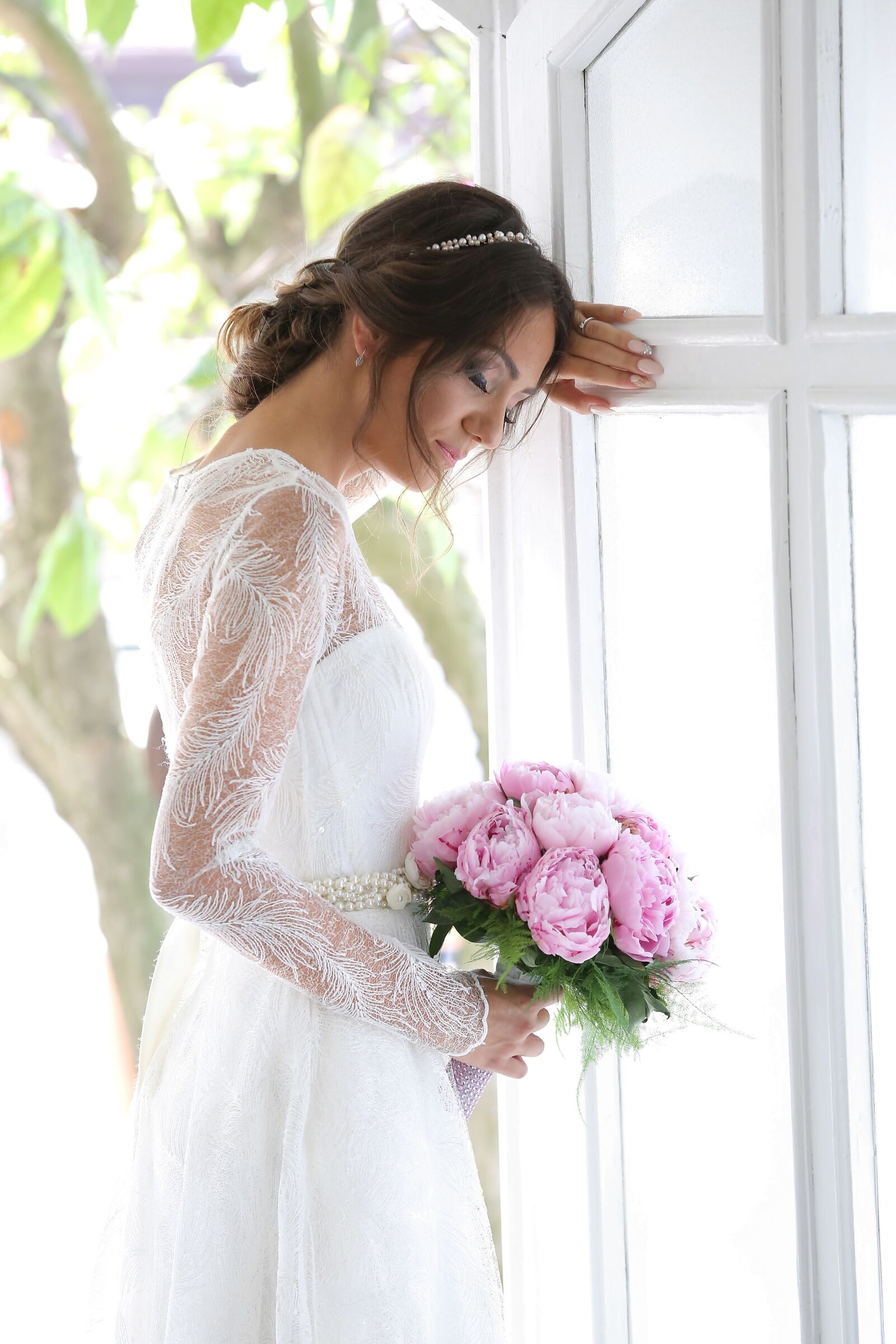 Canon EOS 5D Mark III sample photo. Wedding bouquet, wedding dress photography