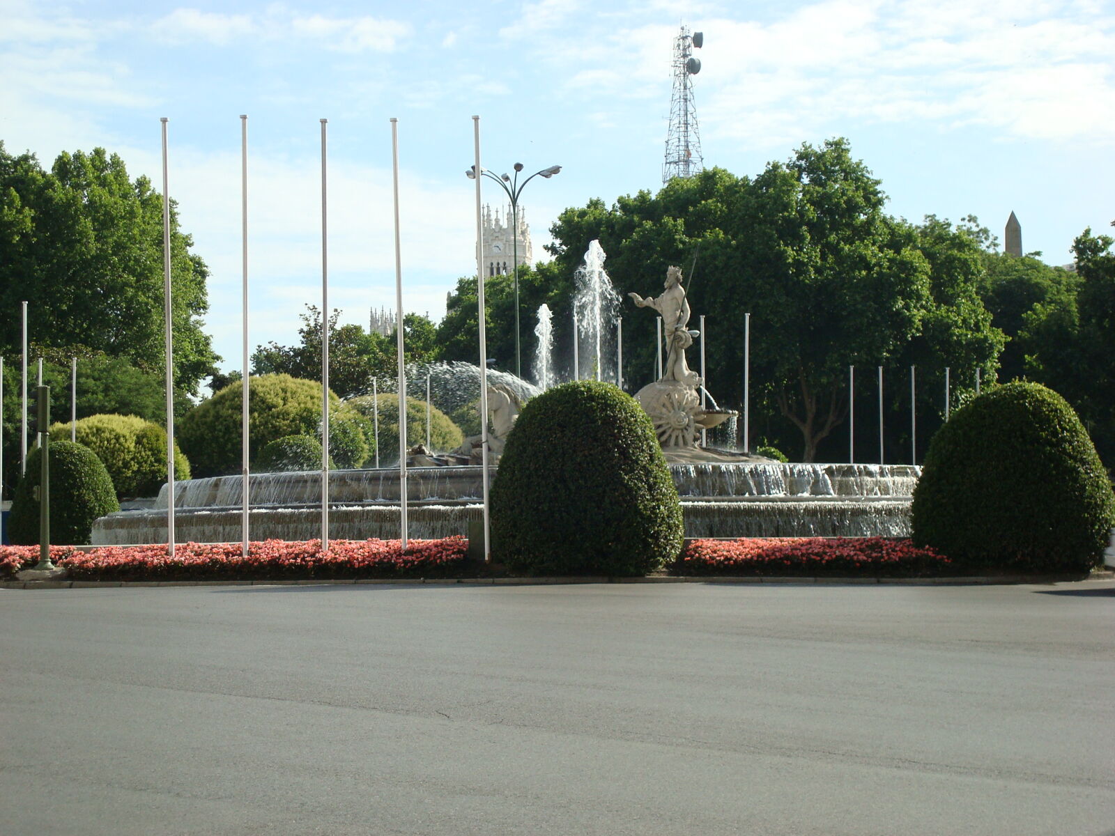 Sony DSC-W90 sample photo. Fountain, madrid, road, roundabout photography
