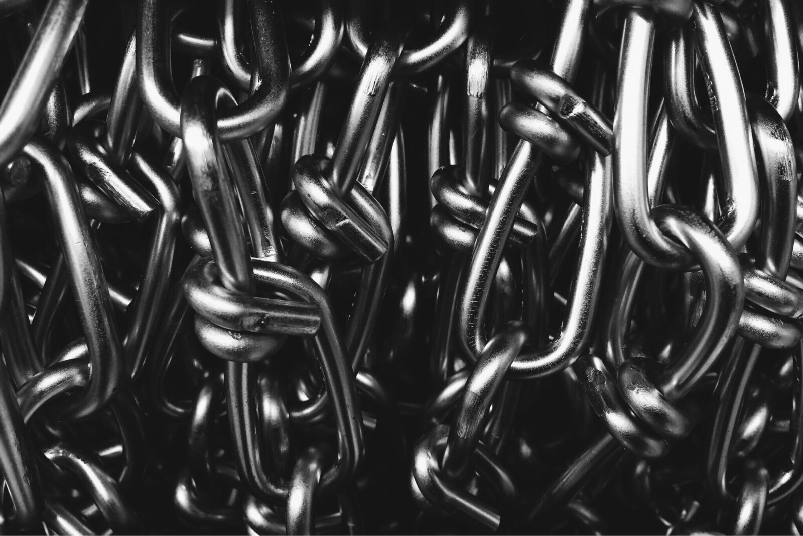 iPhone 5s back camera 4.15mm f/2.2 sample photo. Chain, steel, metallic photography