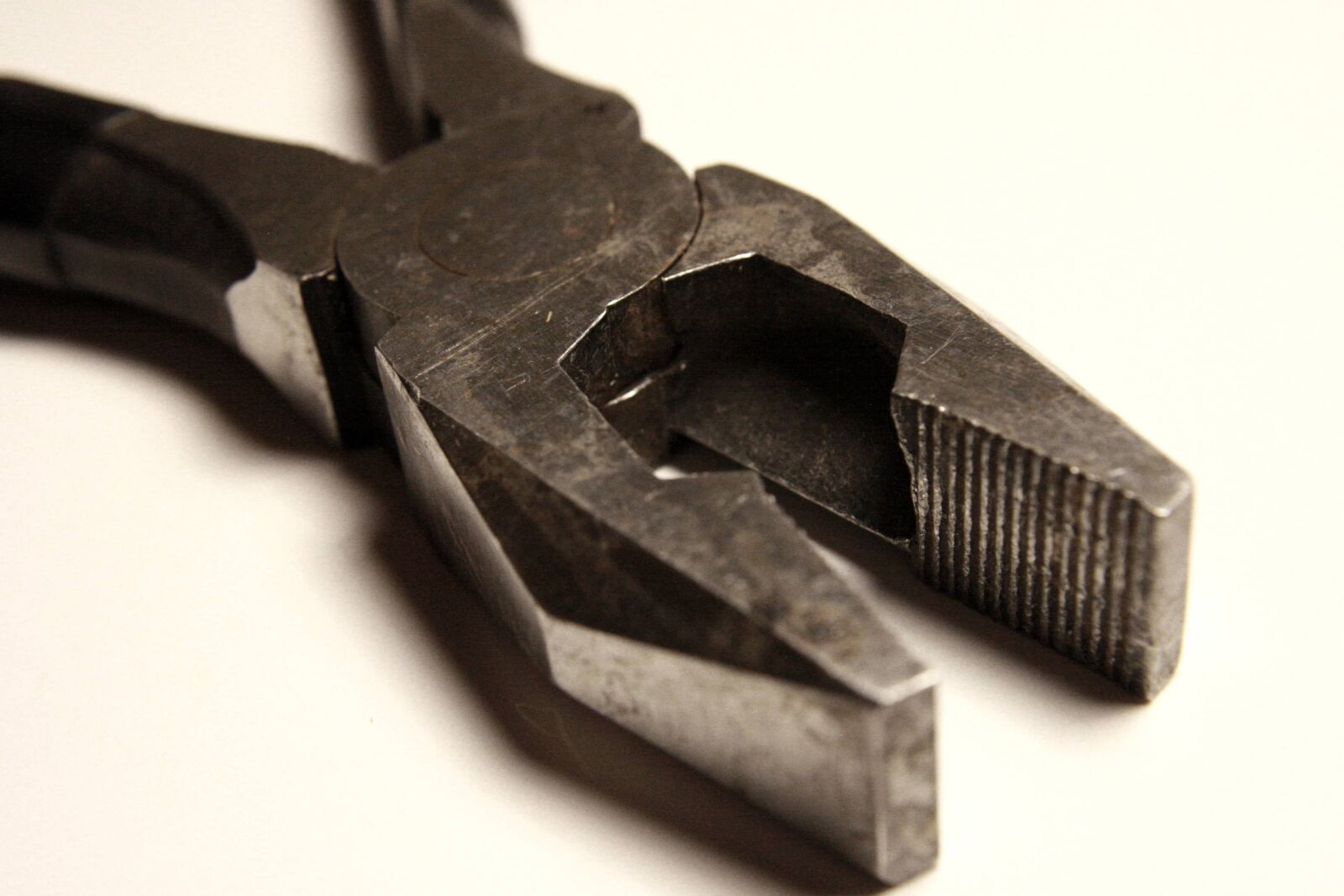 f/3.5-5.6 IS sample photo. Cast iron, hand tool photography
