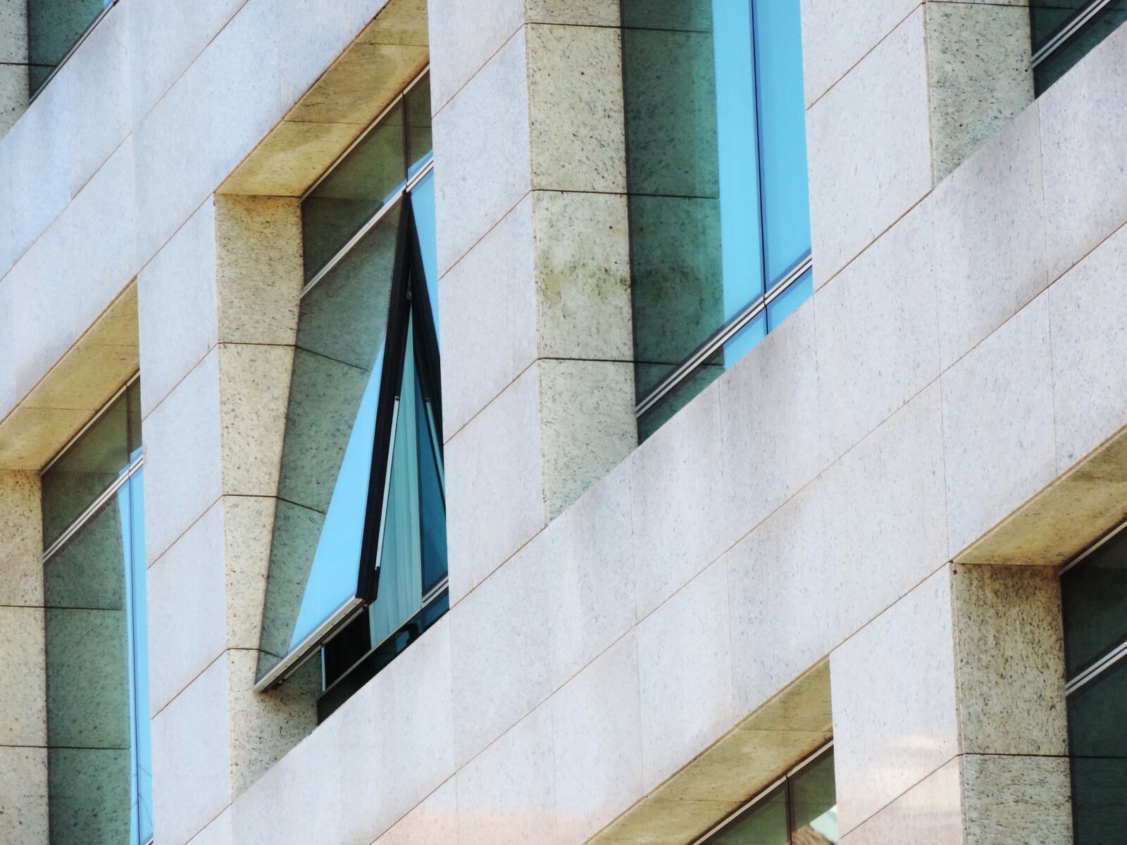 Nikon Coolpix P520 sample photo. Building, city, window, structure photography