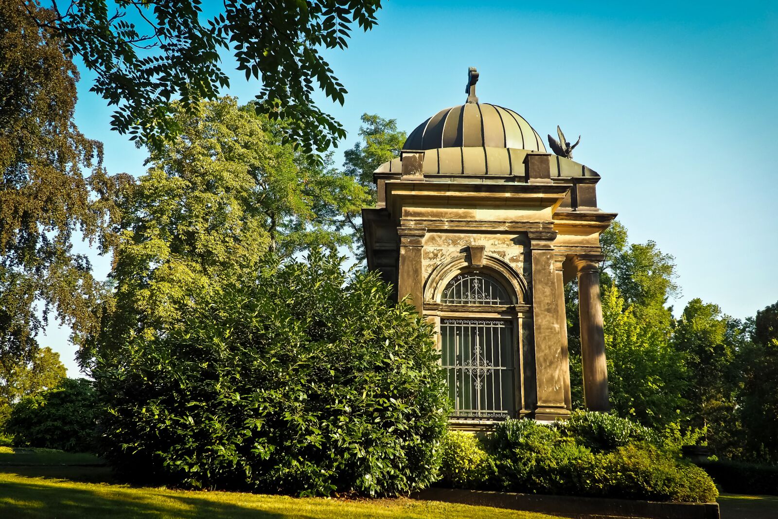 Olympus OM-D E-M10 sample photo. Cemetery, crypt, grave photography