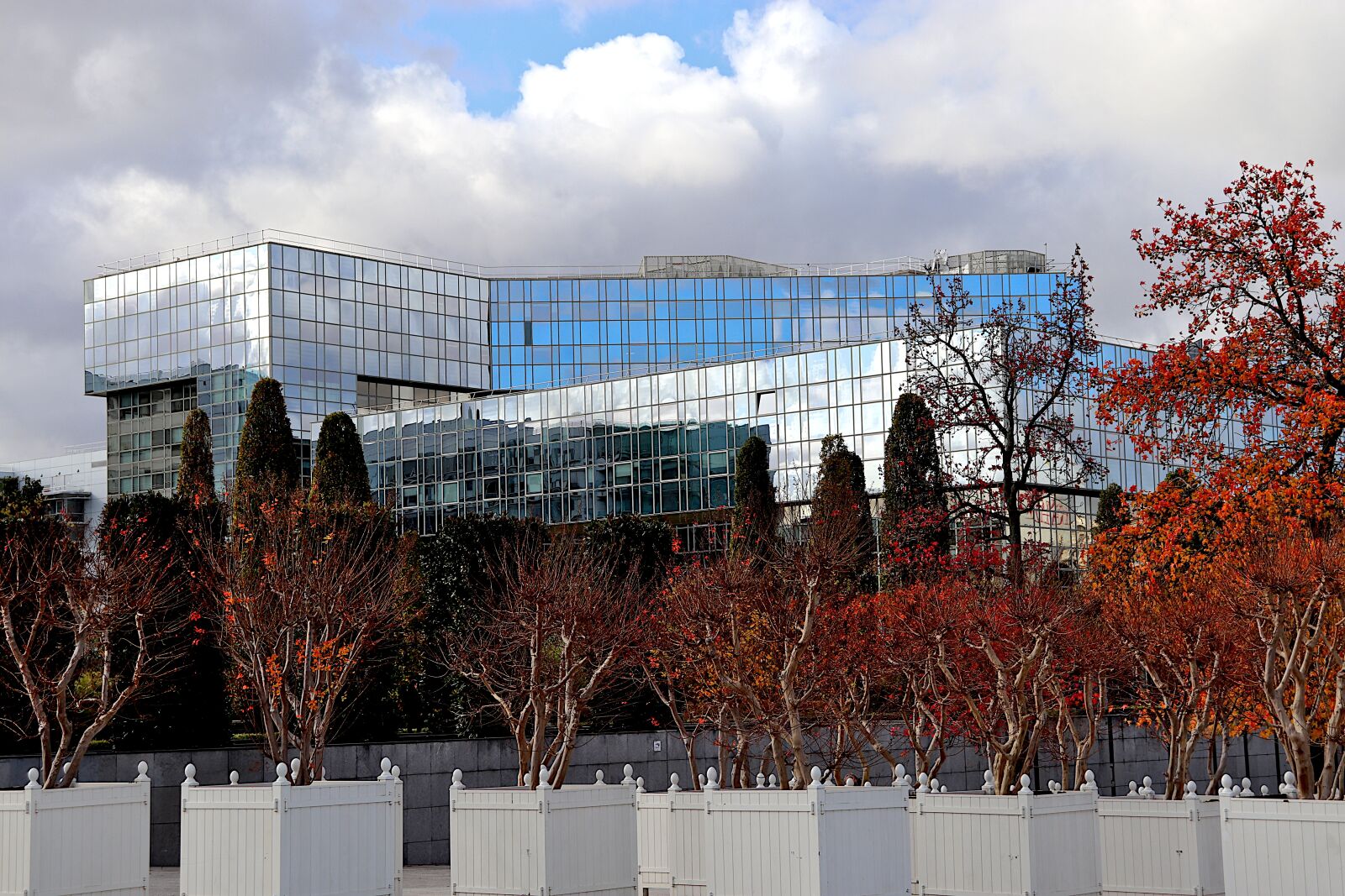 Canon EOS 800D (EOS Rebel T7i / EOS Kiss X9i) sample photo. Modern architecture, office building photography