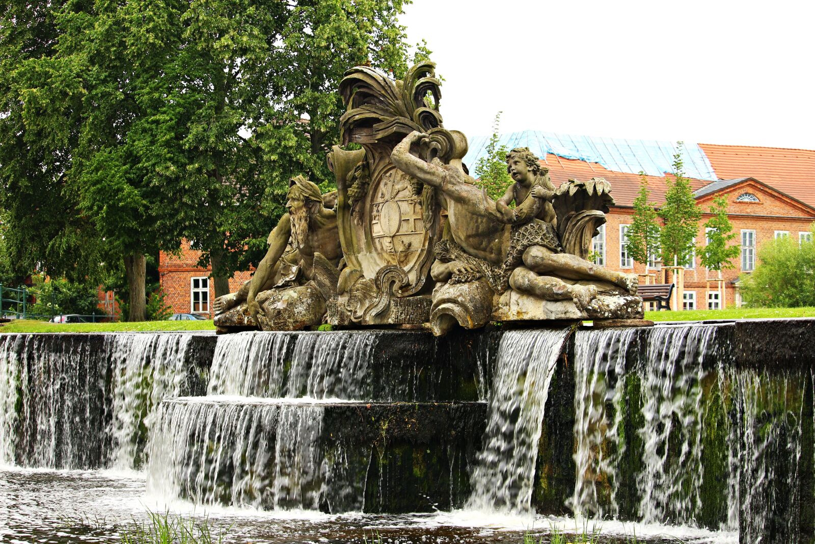 Canon EOS 100D (EOS Rebel SL1 / EOS Kiss X7) sample photo. Ludwigslust-parchim, basin, castle park photography