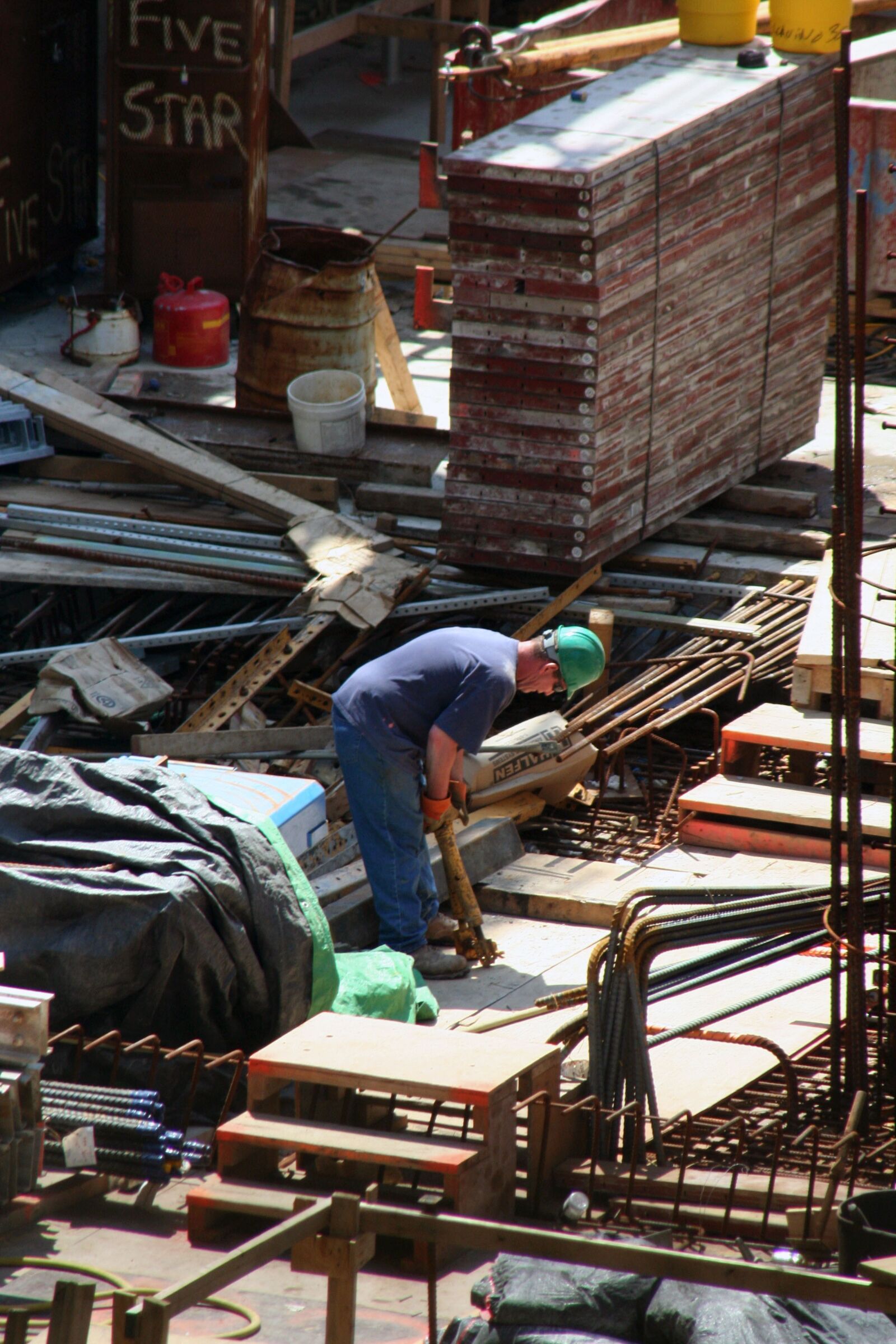 Canon EOS 350D (EOS Digital Rebel XT / EOS Kiss Digital N) sample photo. Construction, worker, work photography