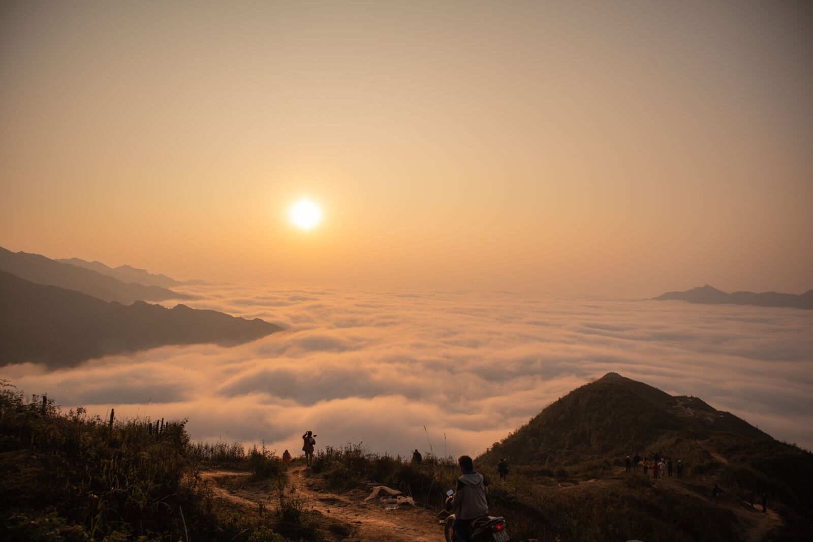 Canon EF-M 15-45mm F3.5-6.3 IS STM sample photo. Sunrise, mountain, cloud photography