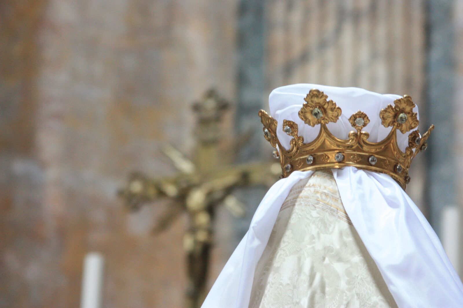 Canon EOS 450D (EOS Rebel XSi / EOS Kiss X2) sample photo. Crown, religion, roman photography