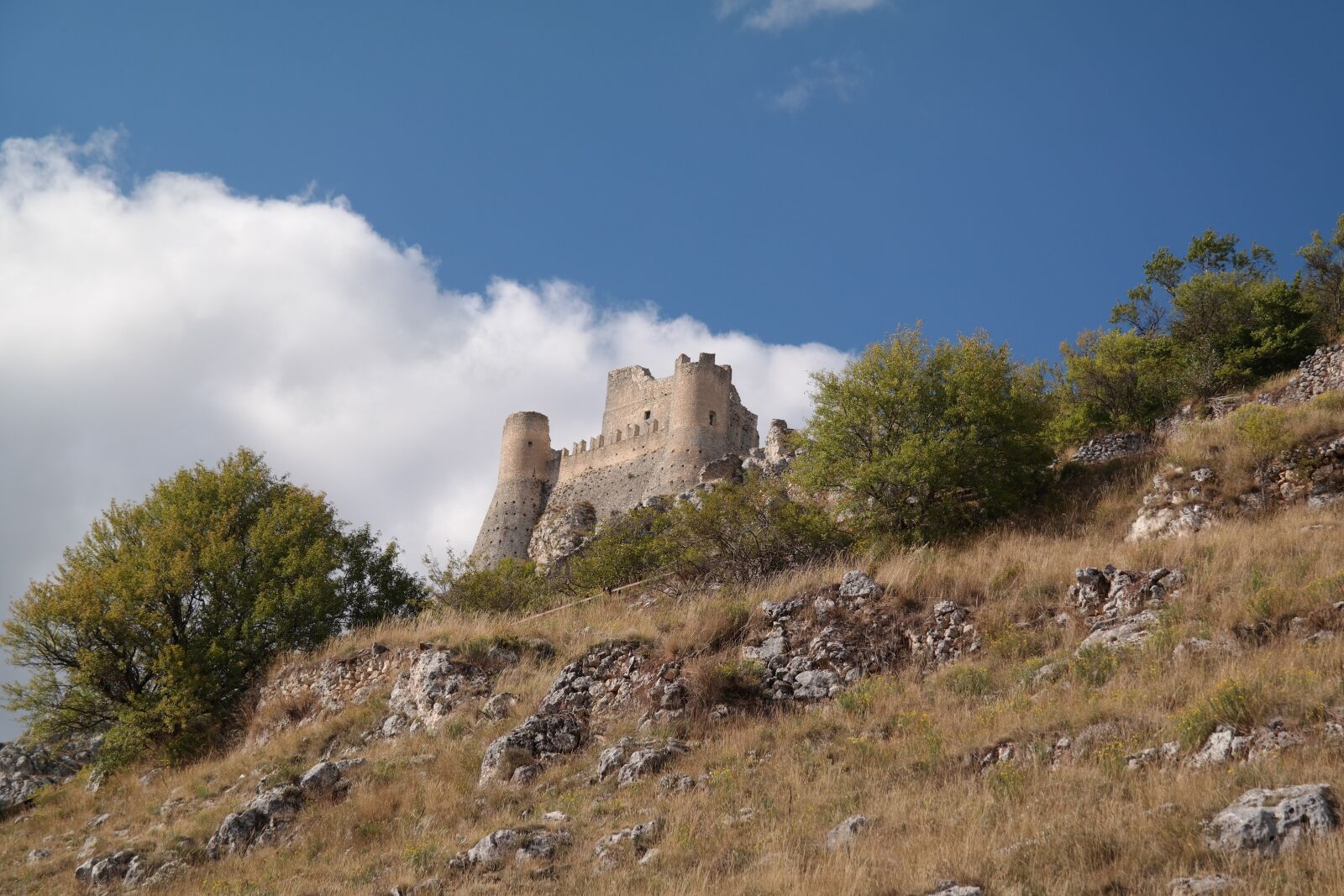 Samsung NX30 + NX 18-55mm F3.5-5.6 sample photo. Rocca calascio, castle, walls photography