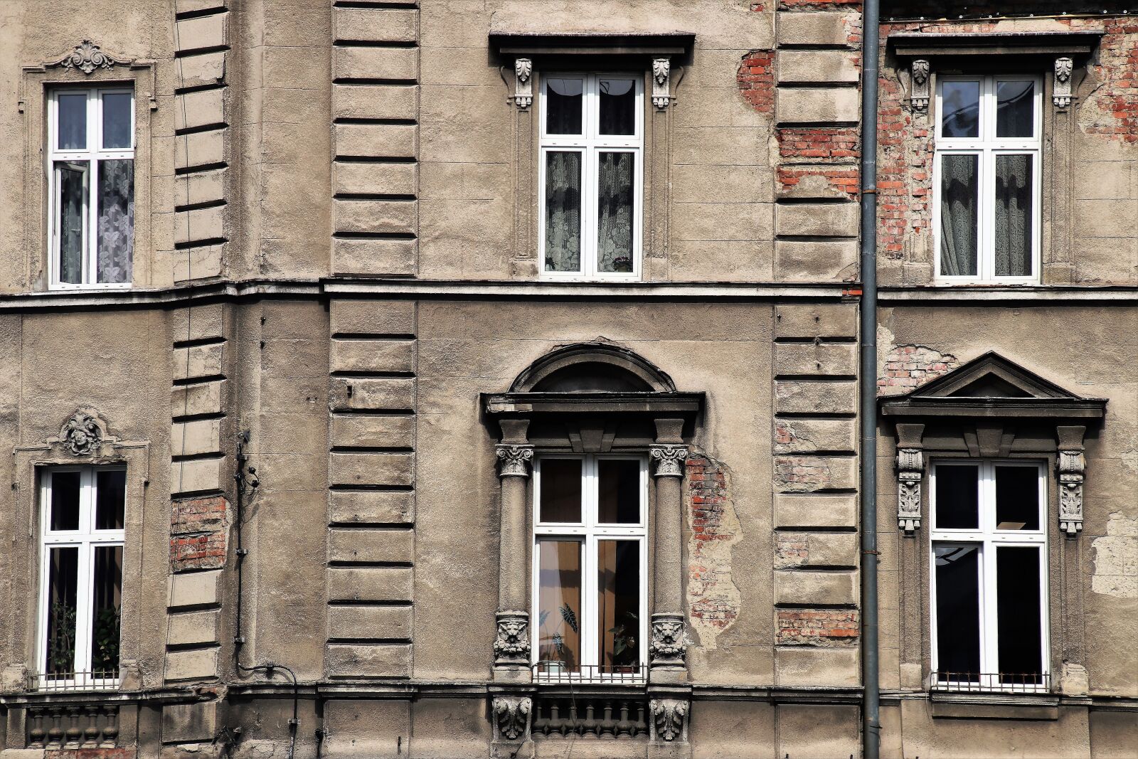 Canon EOS 80D sample photo. Old windows, old plaster photography