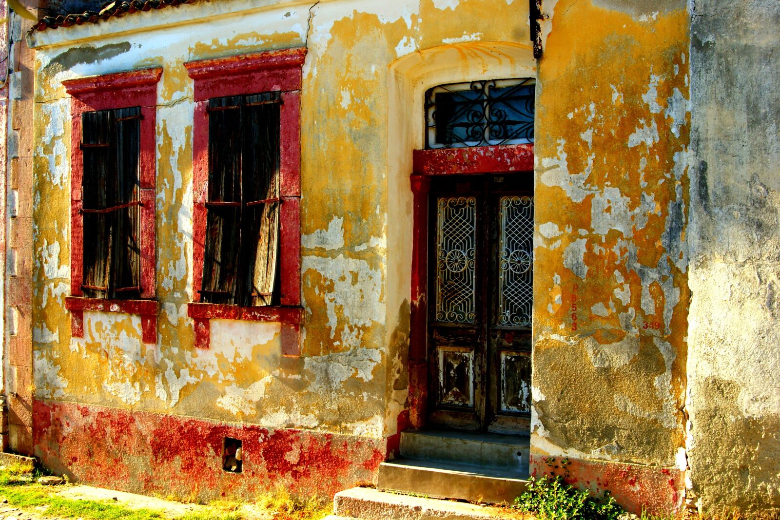 Sony Alpha DSLR-A350 sample photo. Old, architecture, window photography