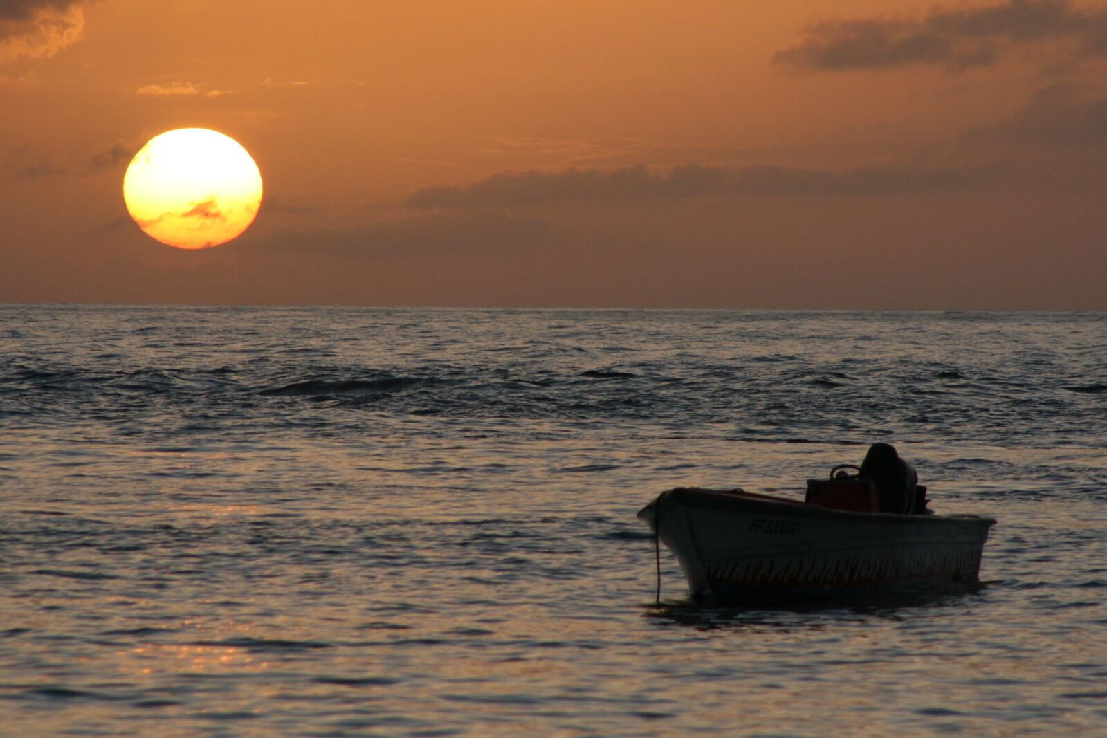 Canon EOS 350D (EOS Digital Rebel XT / EOS Kiss Digital N) sample photo. Sunset, boat, sea photography
