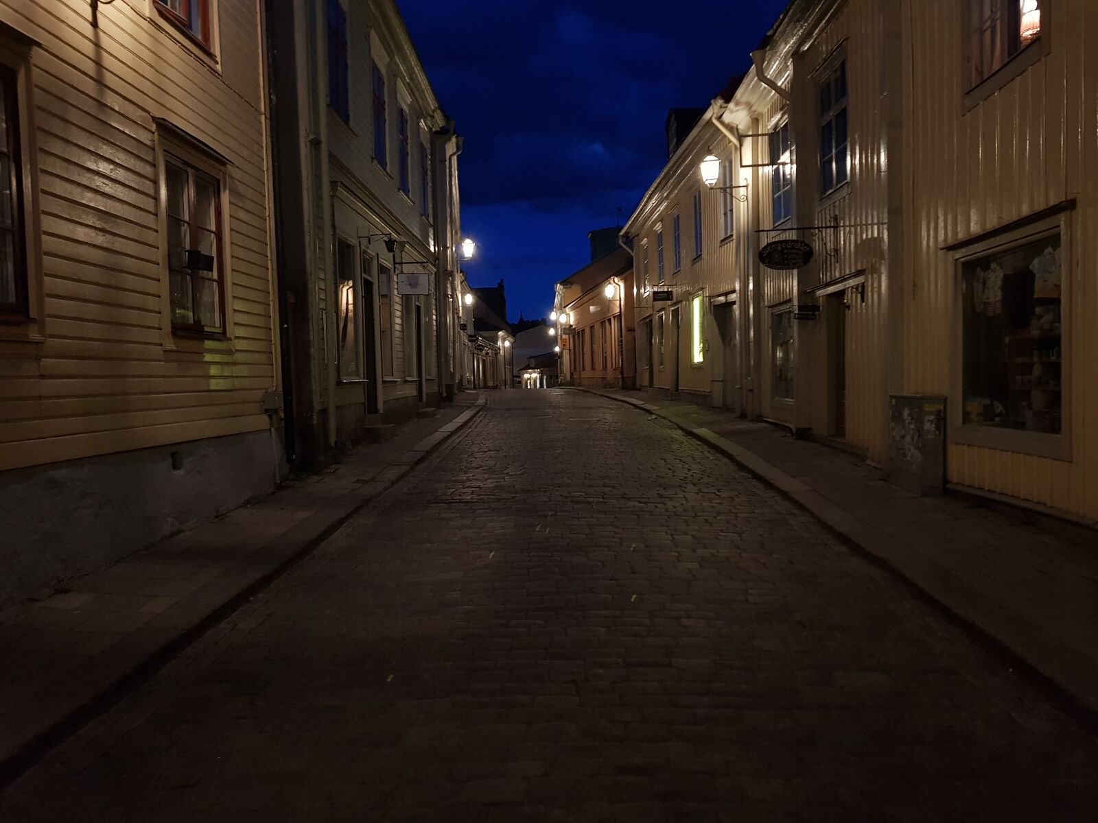 Samsung Galaxy S8+ sample photo. City, lights, cobblestone, street photography