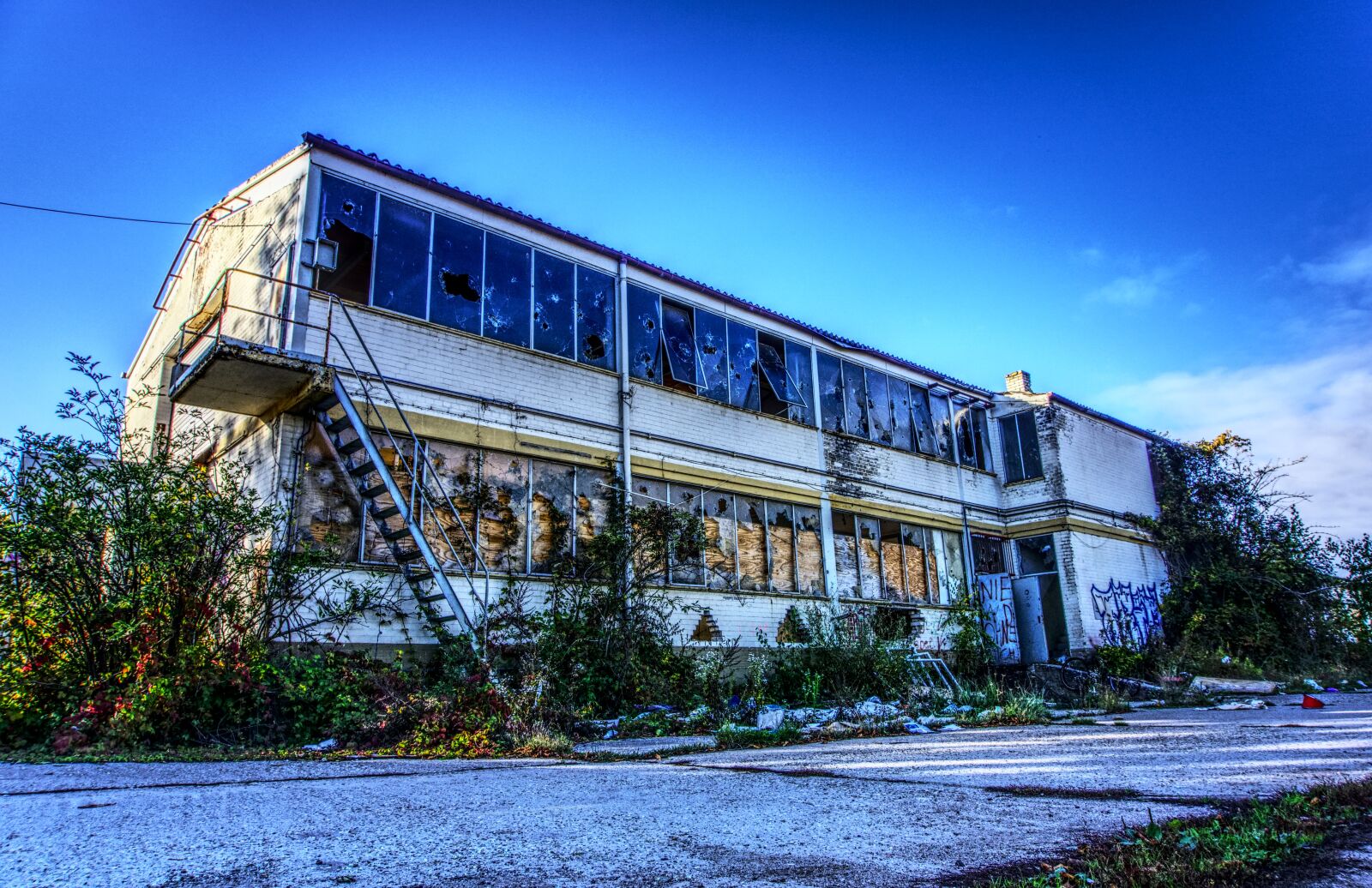 Sony E 16-50mm F3.5-5.6 PZ OSS sample photo. Shipyard, hall, abandoned photography