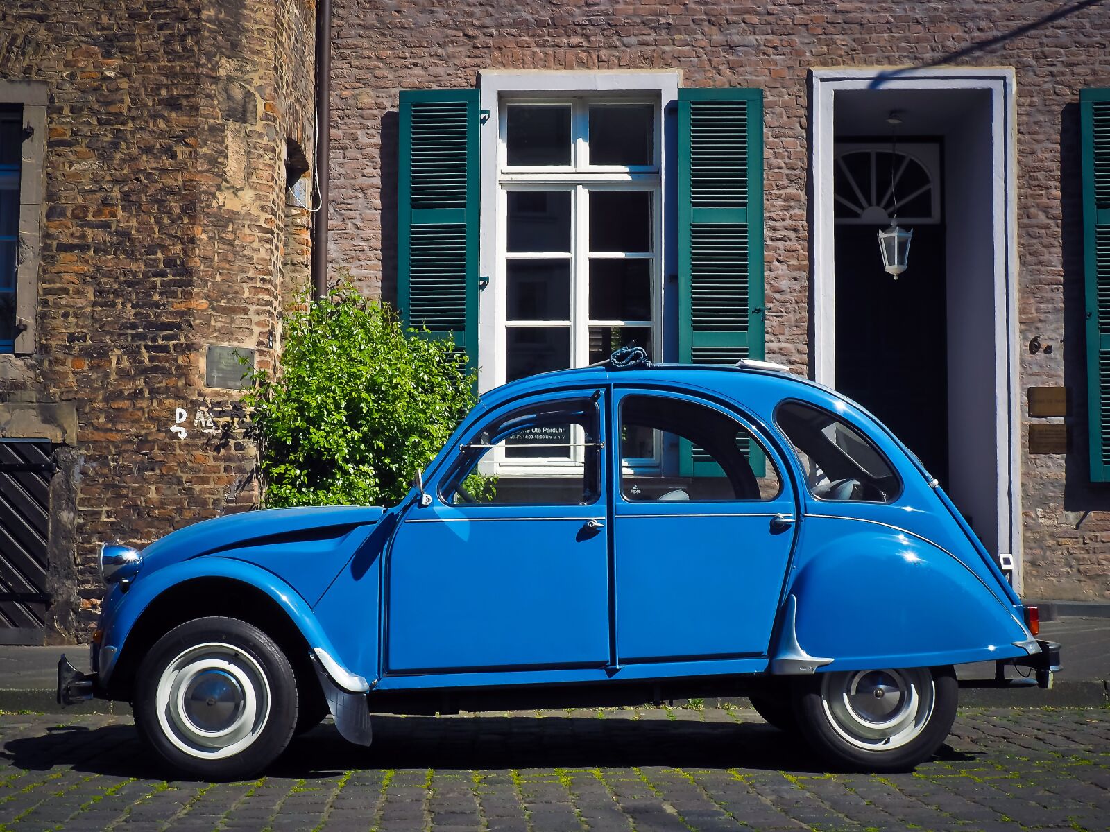Olympus OM-D E-M10 sample photo. Auto, 2cv, citroën photography
