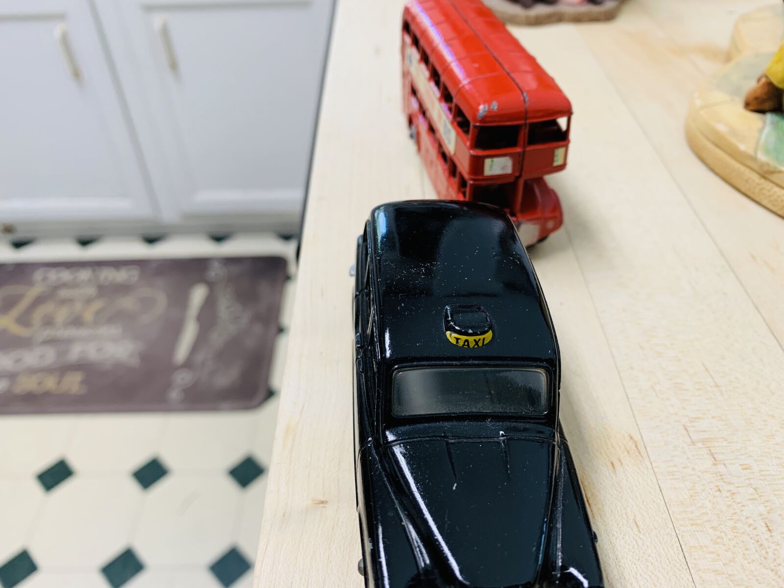 Apple iPhone XR sample photo. Bus, collectible, double decker photography