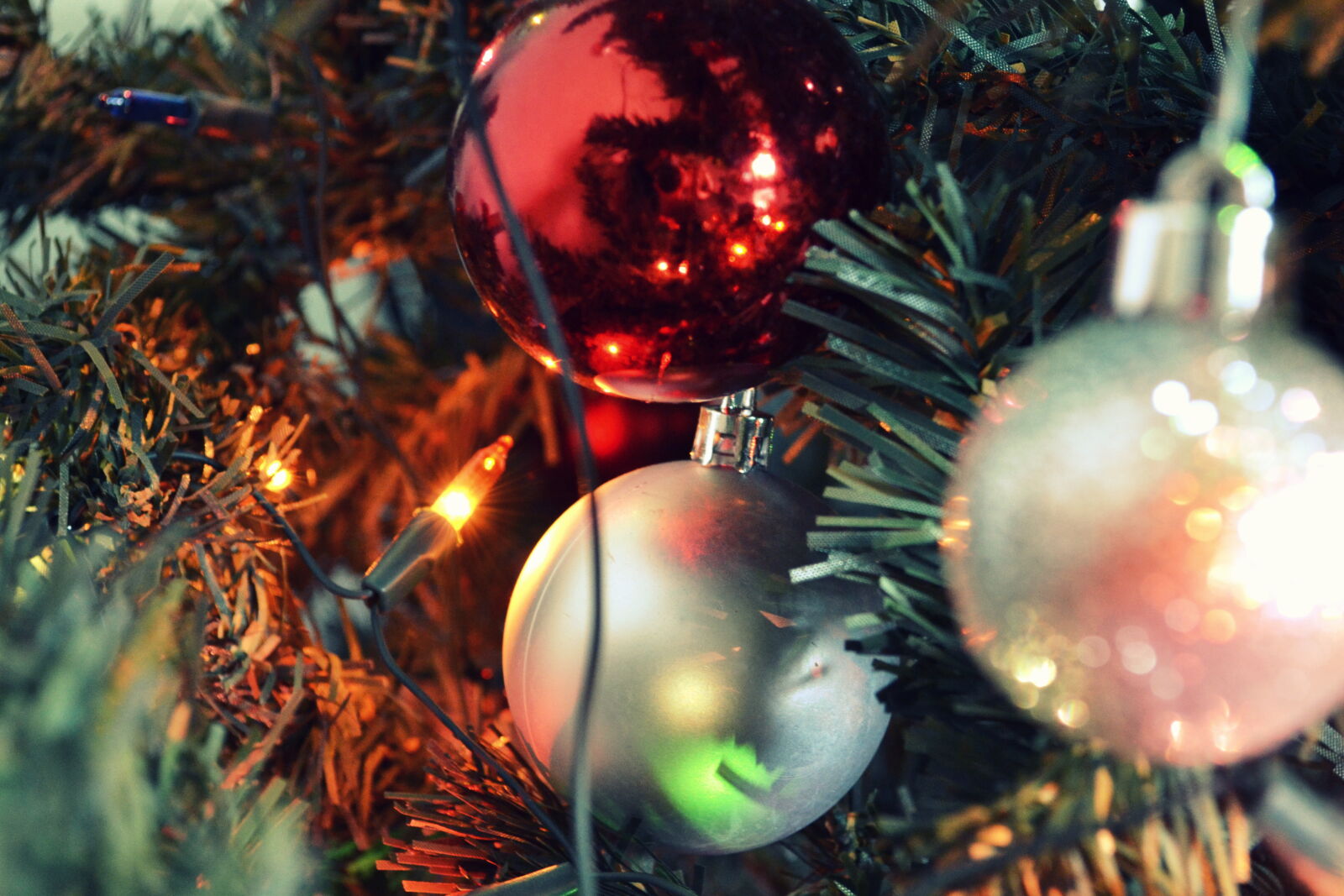 Nikon D3100 sample photo. Ball, christmas, green, light photography