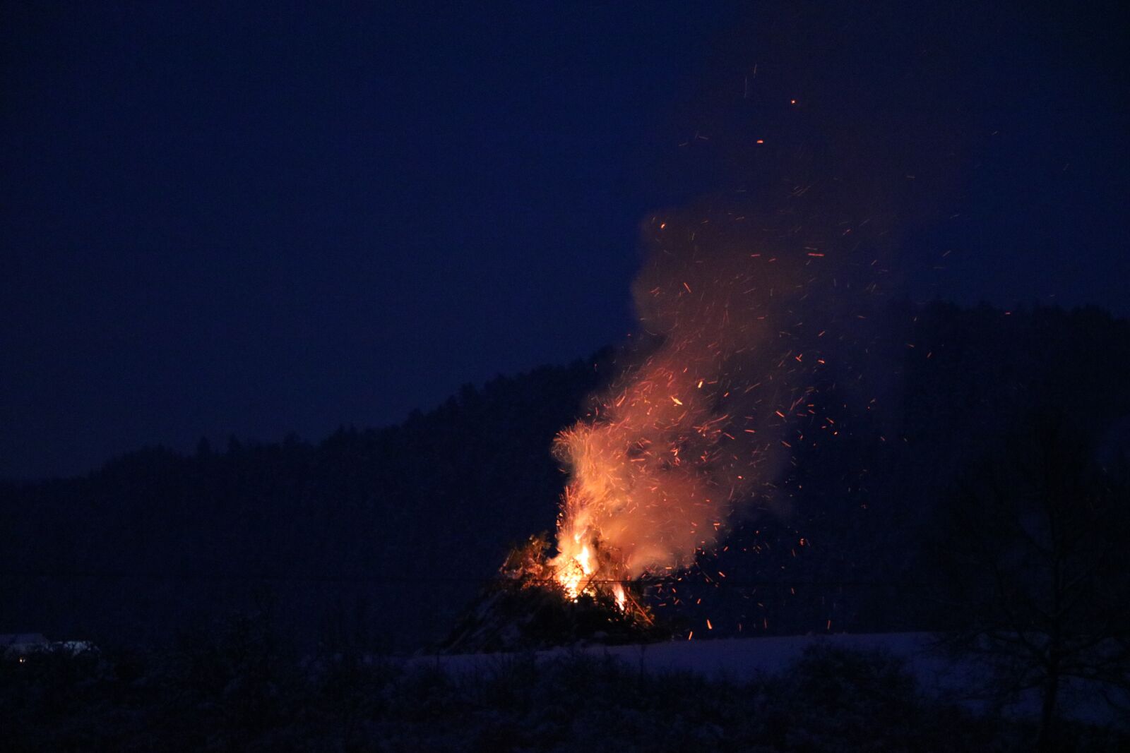 Canon EOS 760D (EOS Rebel T6s / EOS 8000D) sample photo. Fire, fasnet, embers of photography