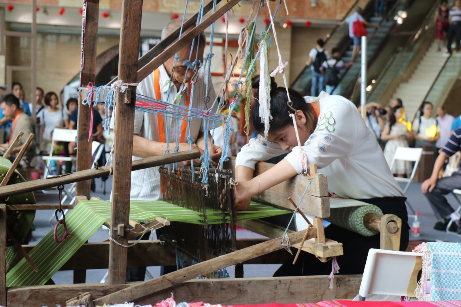 Canon EOS 750D (EOS Rebel T6i / EOS Kiss X8i) sample photo. The yi people, clothing photography