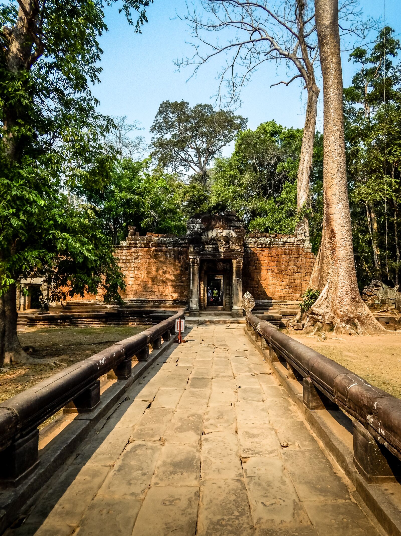 Nikon Coolpix L820 sample photo. Cambodia, temple, asia photography