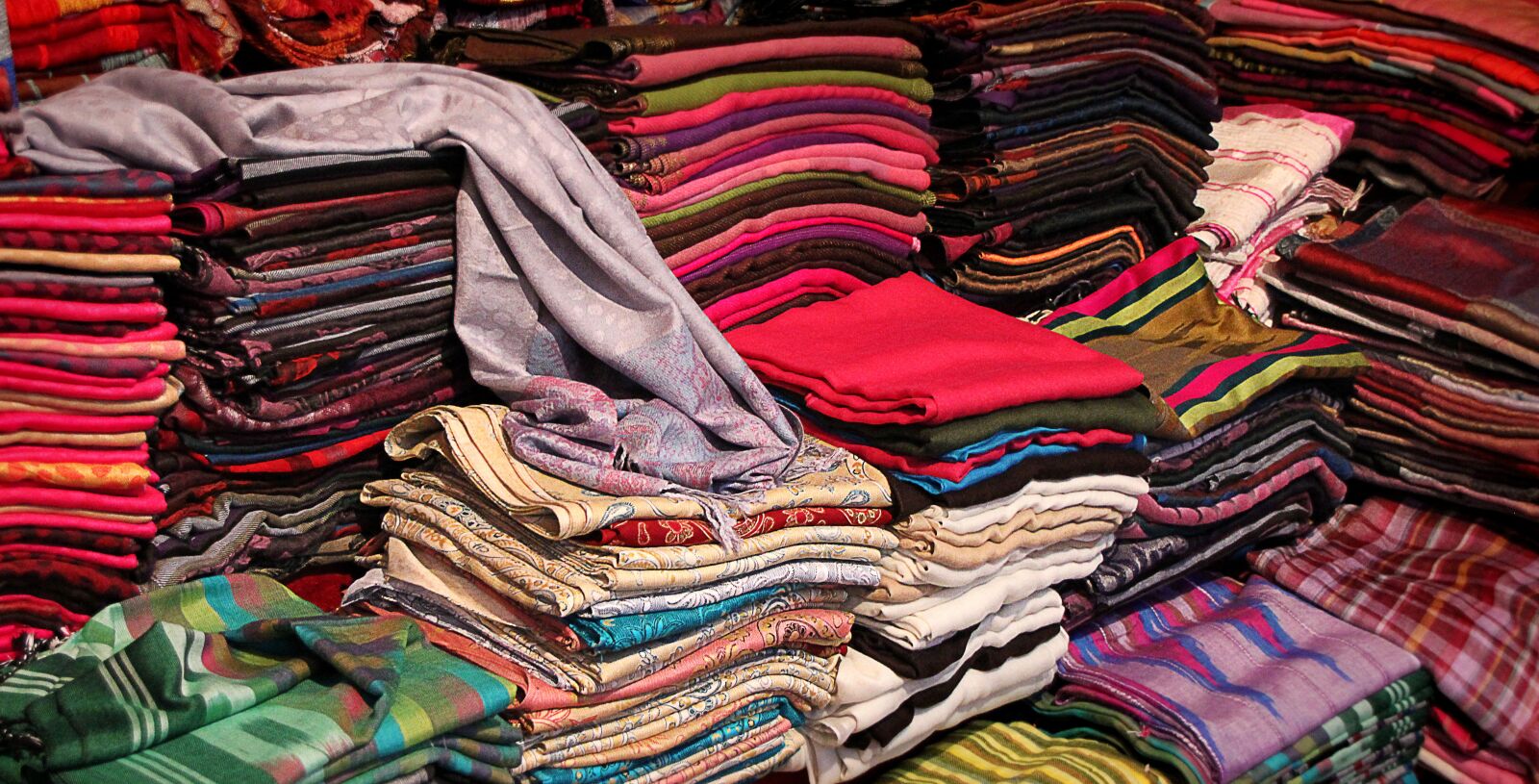 Canon EOS 550D (EOS Rebel T2i / EOS Kiss X4) sample photo. Fabric, colorful, morocco photography