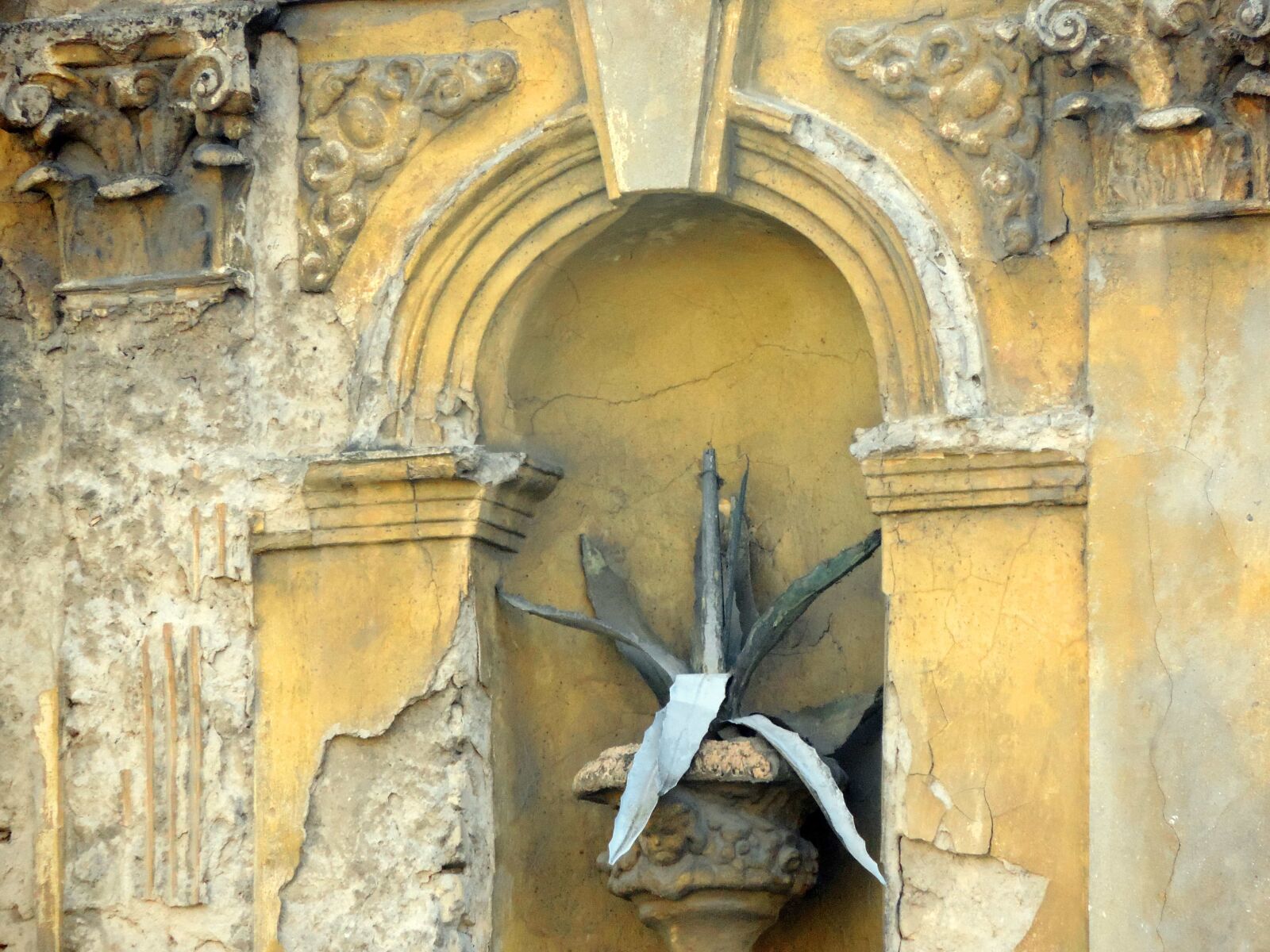 Nikon Coolpix P520 sample photo. Baroque, flowerpot, ruin, old photography
