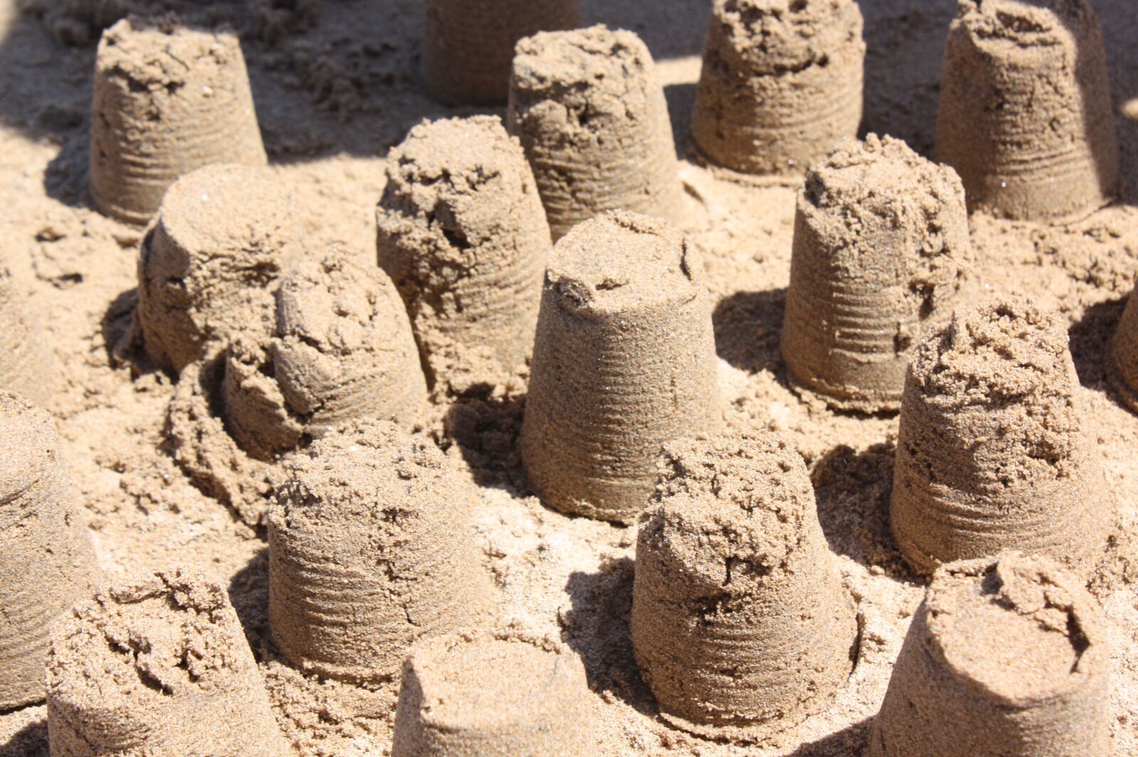 Canon EOS 450D (EOS Rebel XSi / EOS Kiss X2) sample photo. Sand castle, sand, beach photography