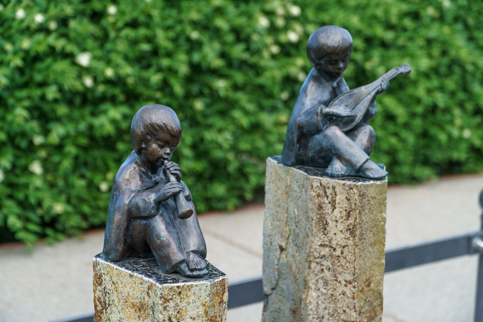 Sony a6000 + Sony E PZ 18-105mm F4 G OSS sample photo. Bronze statue, binz, flautist photography