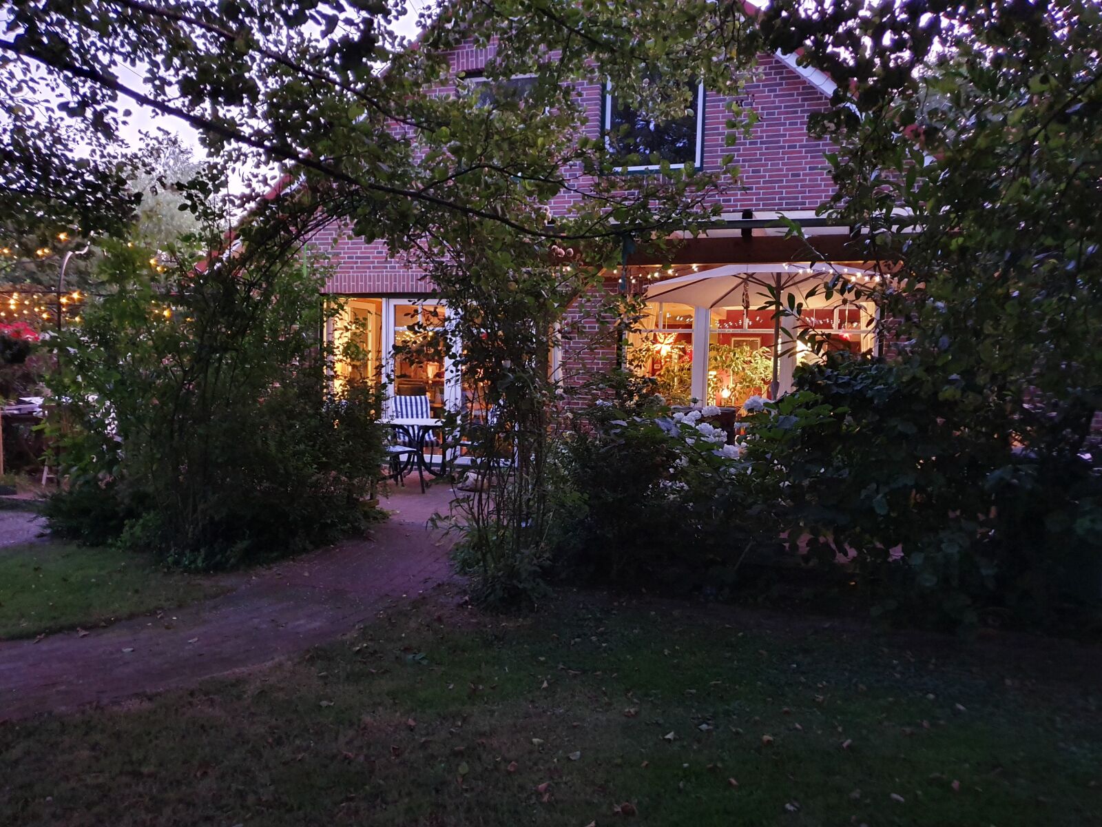 Samsung Galaxy S10 sample photo. House, evening, light photography