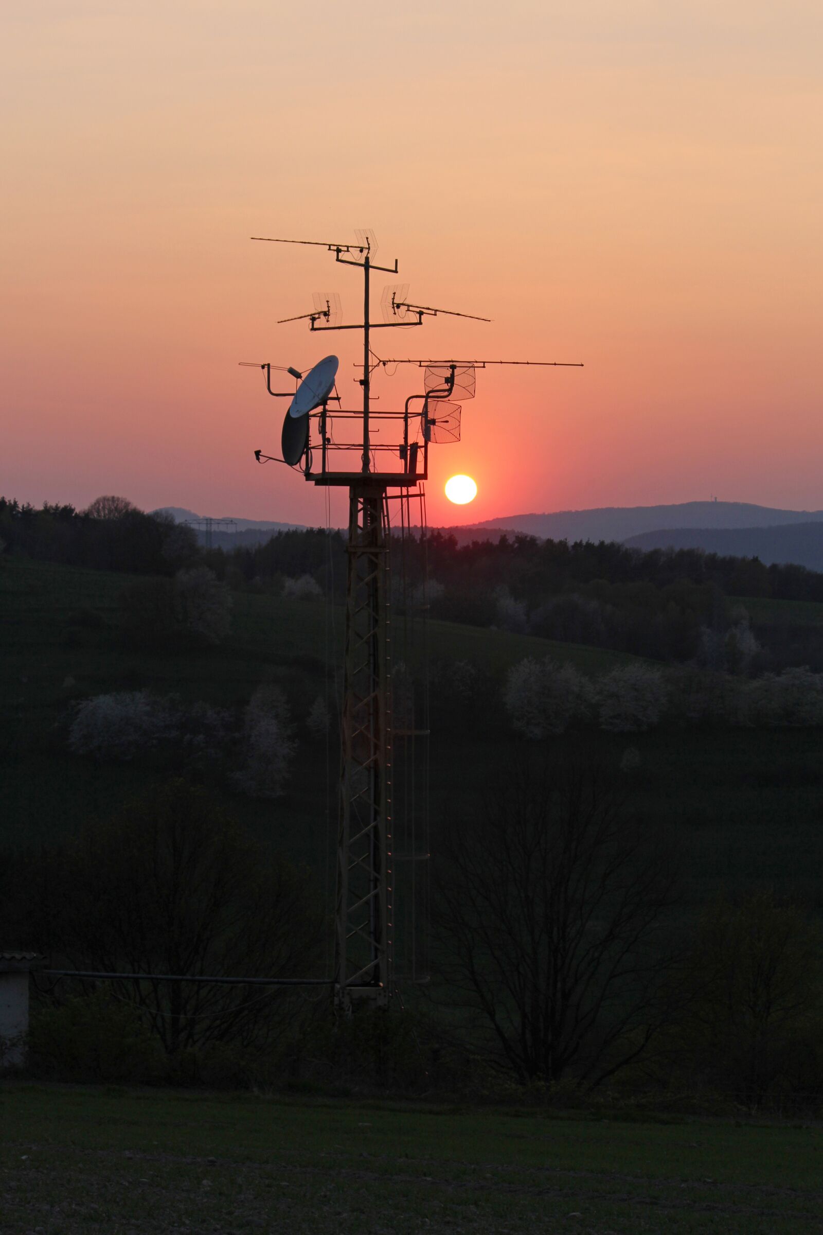 Canon EOS 550D (EOS Rebel T2i / EOS Kiss X4) sample photo. Sunset, antenna, communication photography