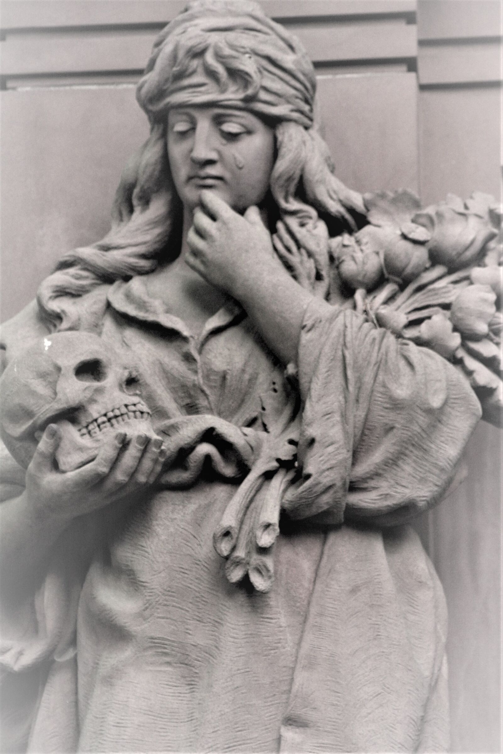 Canon EOS 1000D (EOS Digital Rebel XS / EOS Kiss F) sample photo. Sculpture, tomb, death photography