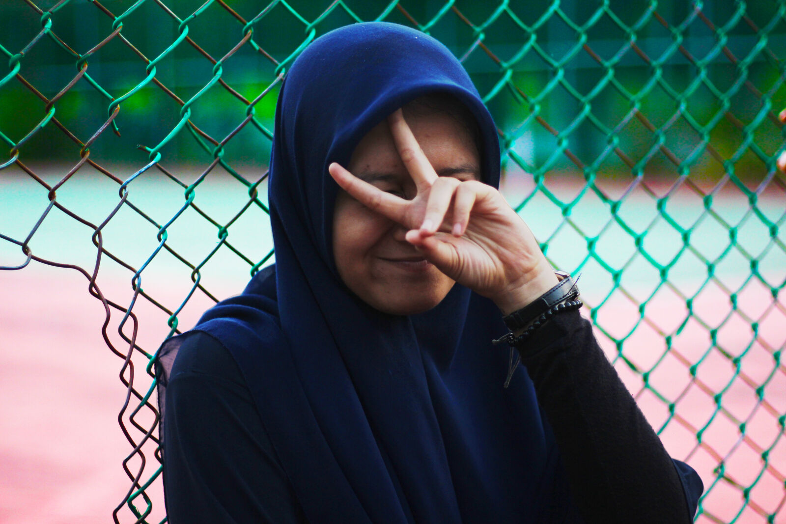 Canon EOS 700D (EOS Rebel T5i / EOS Kiss X7i) sample photo. Woman, wearing, blue, hijab photography