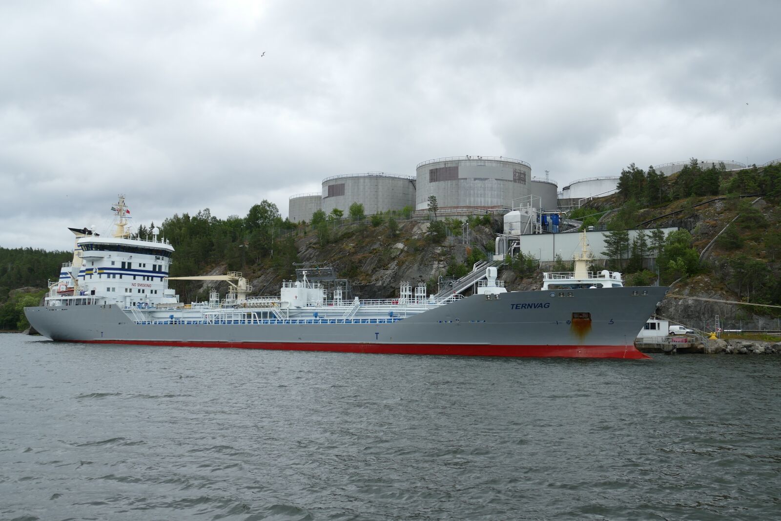 Panasonic Lumix DMC-FZ1000 sample photo. Ship, tanker, oil photography