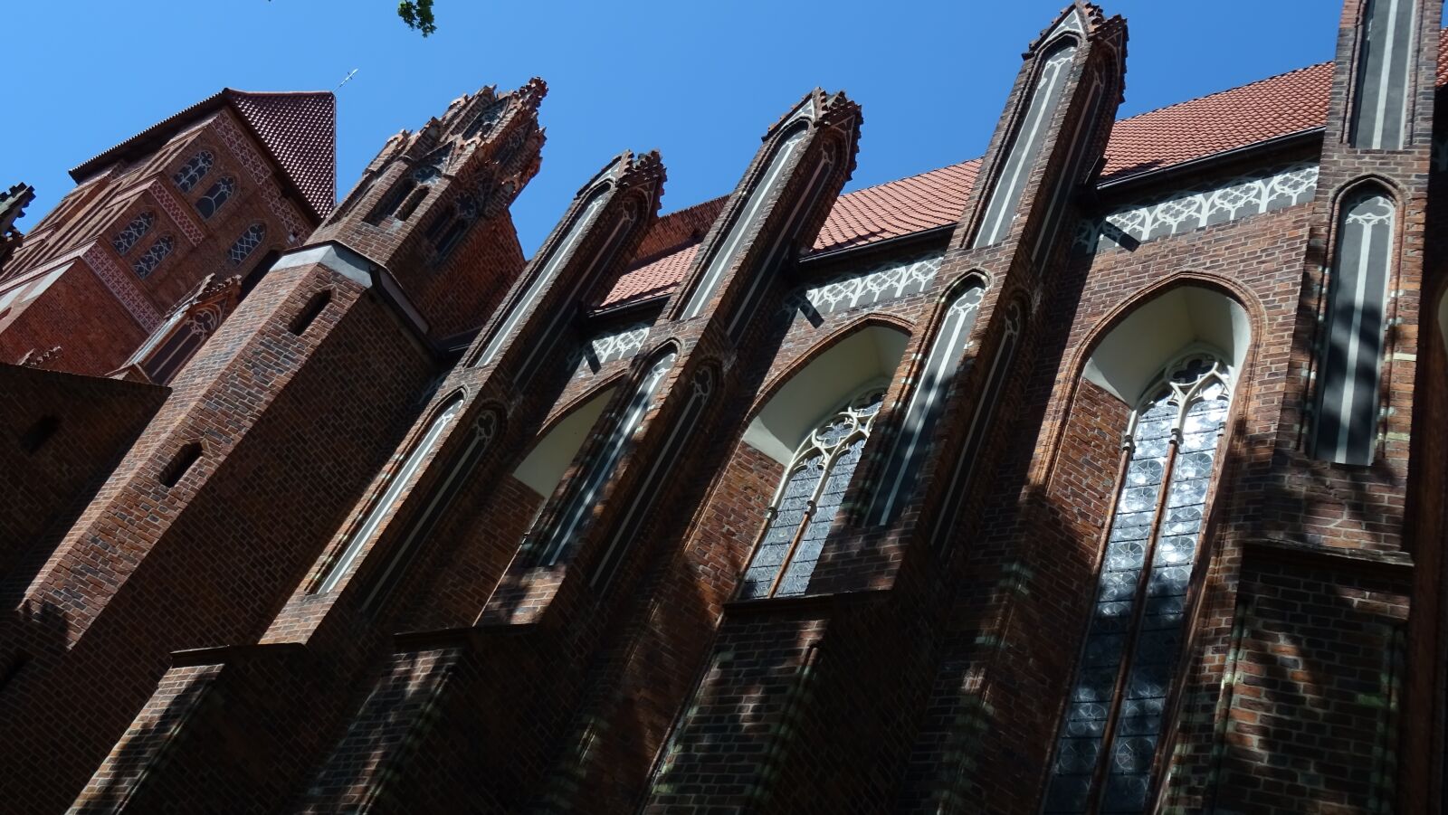 Sony DSC-HX60 sample photo. Architecture, church, brick photography