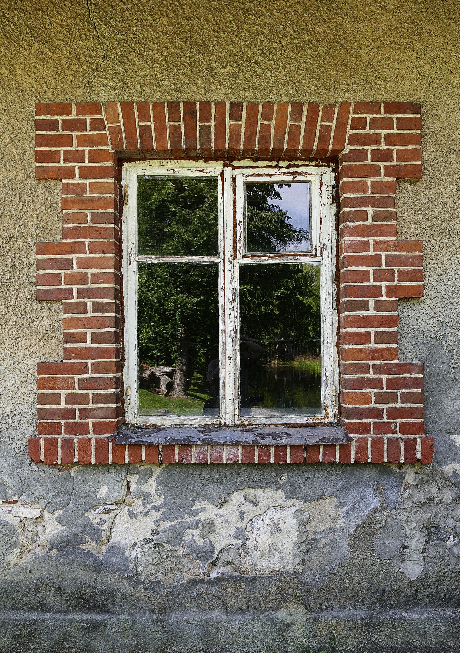 Panasonic Lumix DMC-FZ1000 sample photo. Window, wall, brick photography