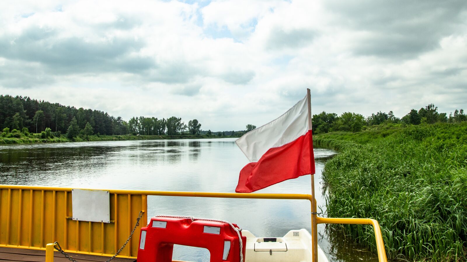 Tamron SP AF 17-50mm F2.8 XR Di II LD Aspherical (IF) sample photo. Polish flag, flag, poland photography