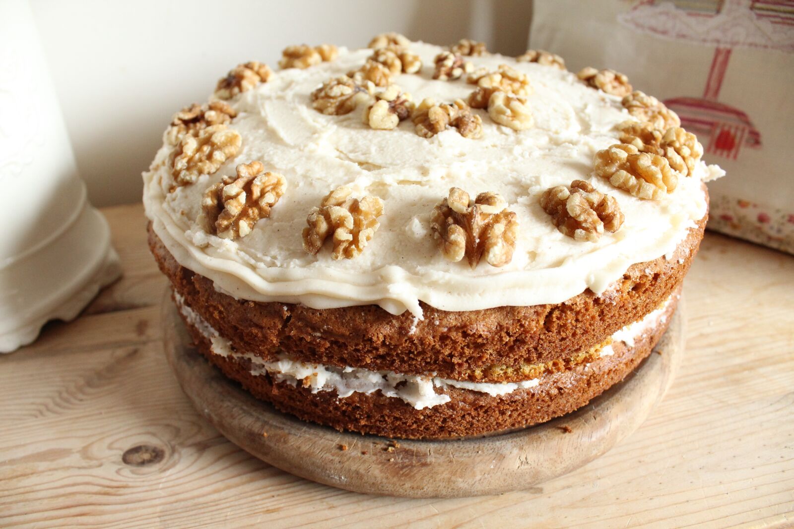 Canon EOS 1300D (EOS Rebel T6 / EOS Kiss X80) sample photo. Cake, walnuts, carrot cake photography