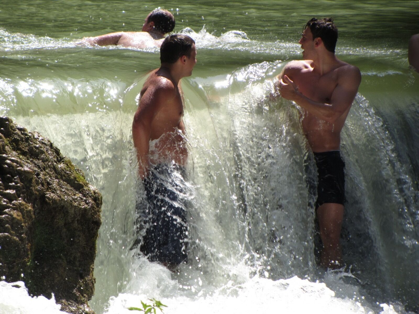 Парни купаются видео. Парни купаются. Мужчина купается. Купание в водопаде. Купаться в водопаде.