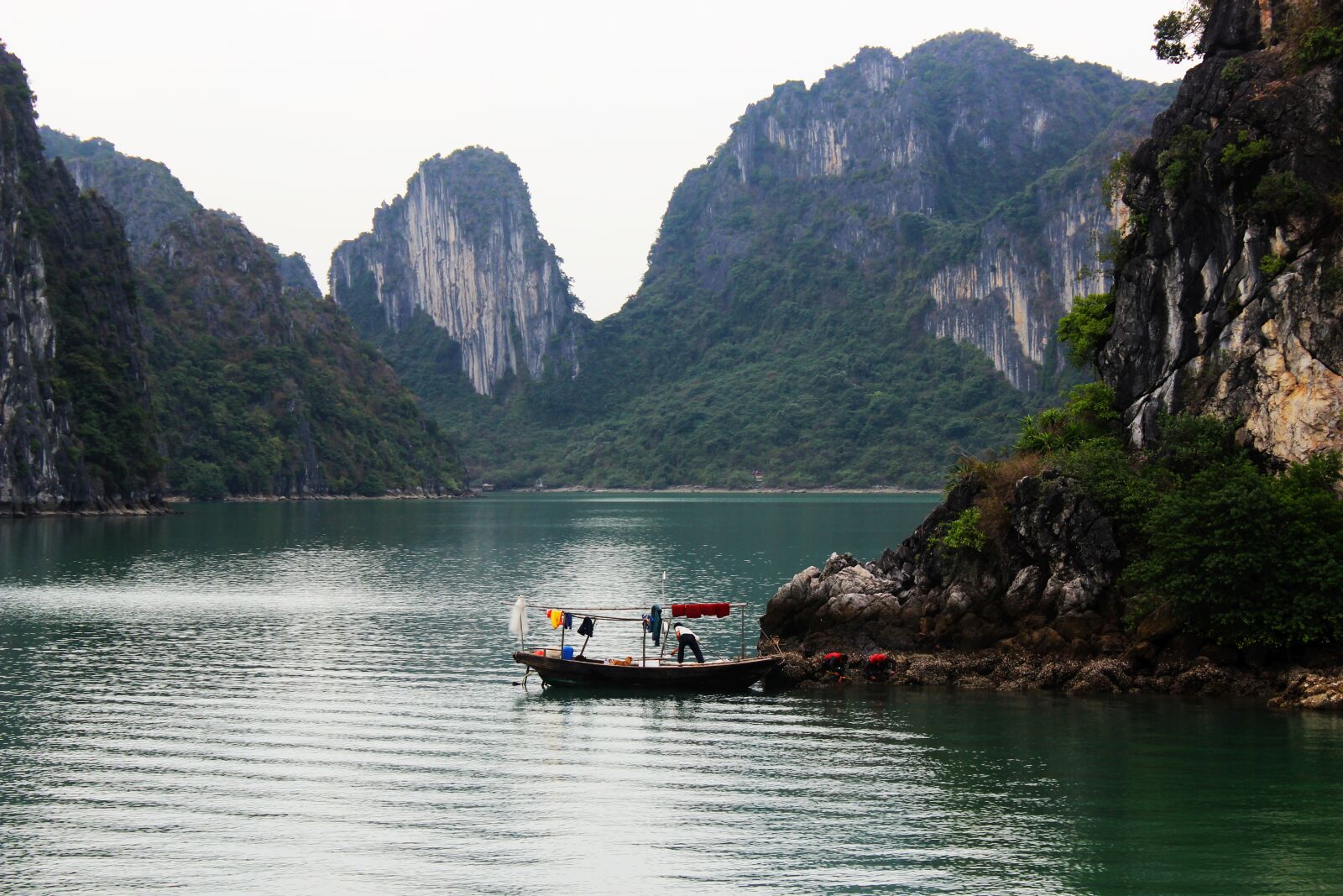 Canon EOS 600D (Rebel EOS T3i / EOS Kiss X5) sample photo. Vietnam, fisherman, boat photography
