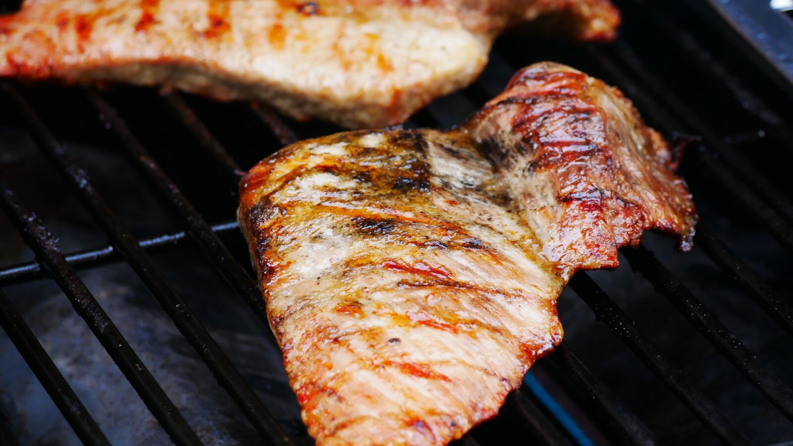 Panasonic Lumix DMC-GX85 (Lumix DMC-GX80 / Lumix DMC-GX7 Mark II) sample photo. Barbecue, gas grill, meat photography