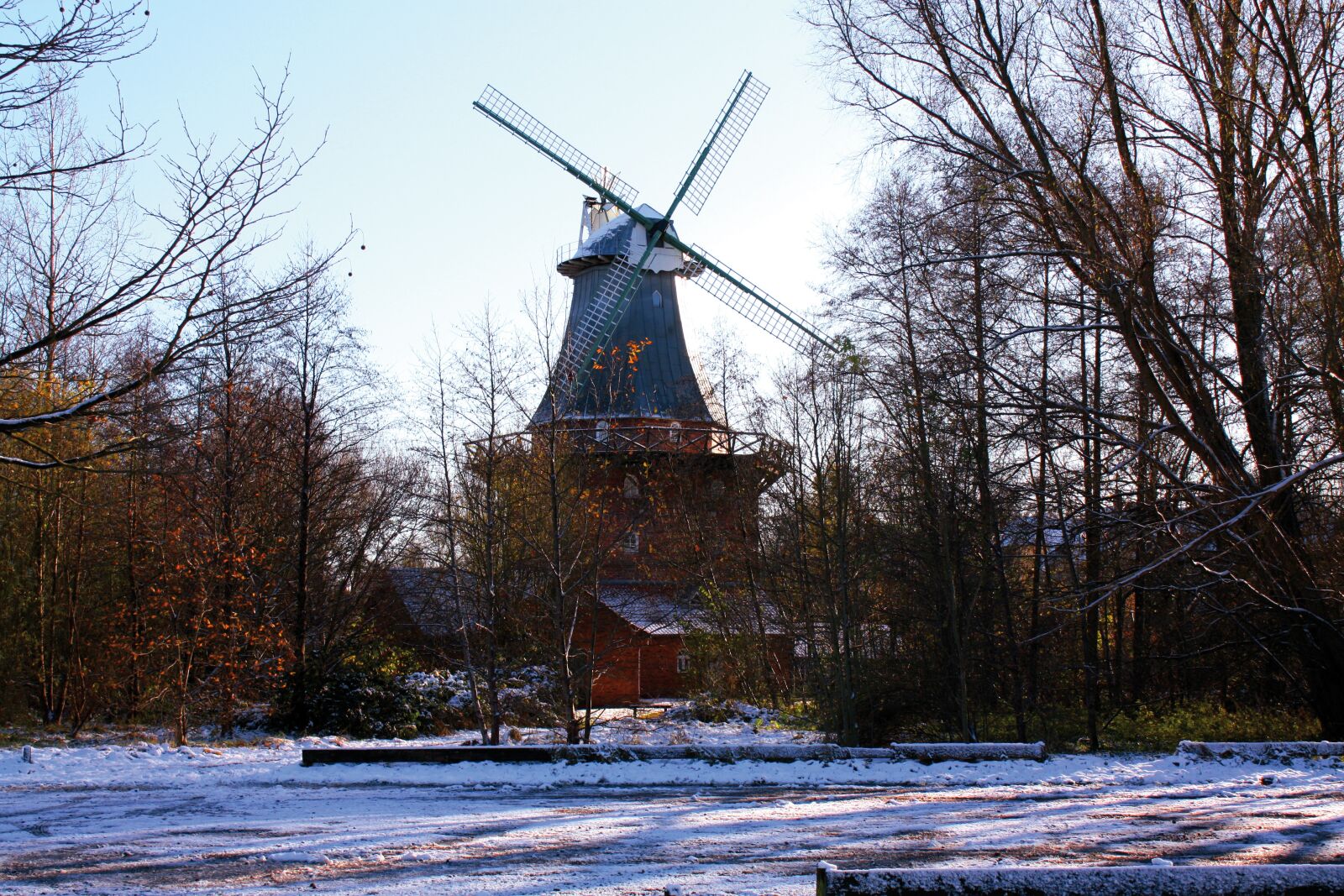 Canon EOS 450D (EOS Rebel XSi / EOS Kiss X2) sample photo. Old mill, winter, landscape photography