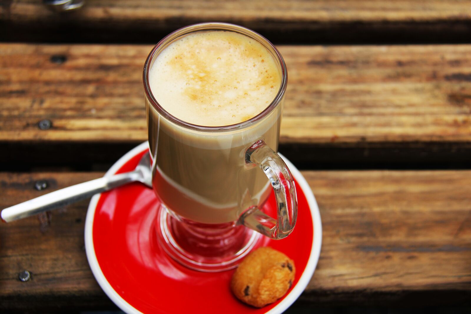 Canon EF-S 18-200mm F3.5-5.6 IS sample photo. Flat white, red, biscuit photography