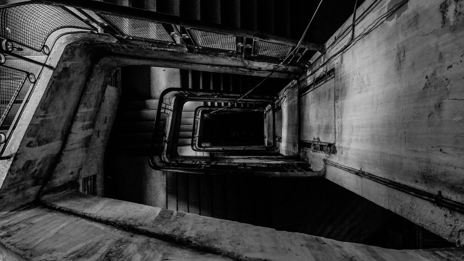 Fujifilm X-A2 + Fujifilm XC 16-50mm F3.5-5.6 OIS II sample photo. Condominium, apartment, hole photography