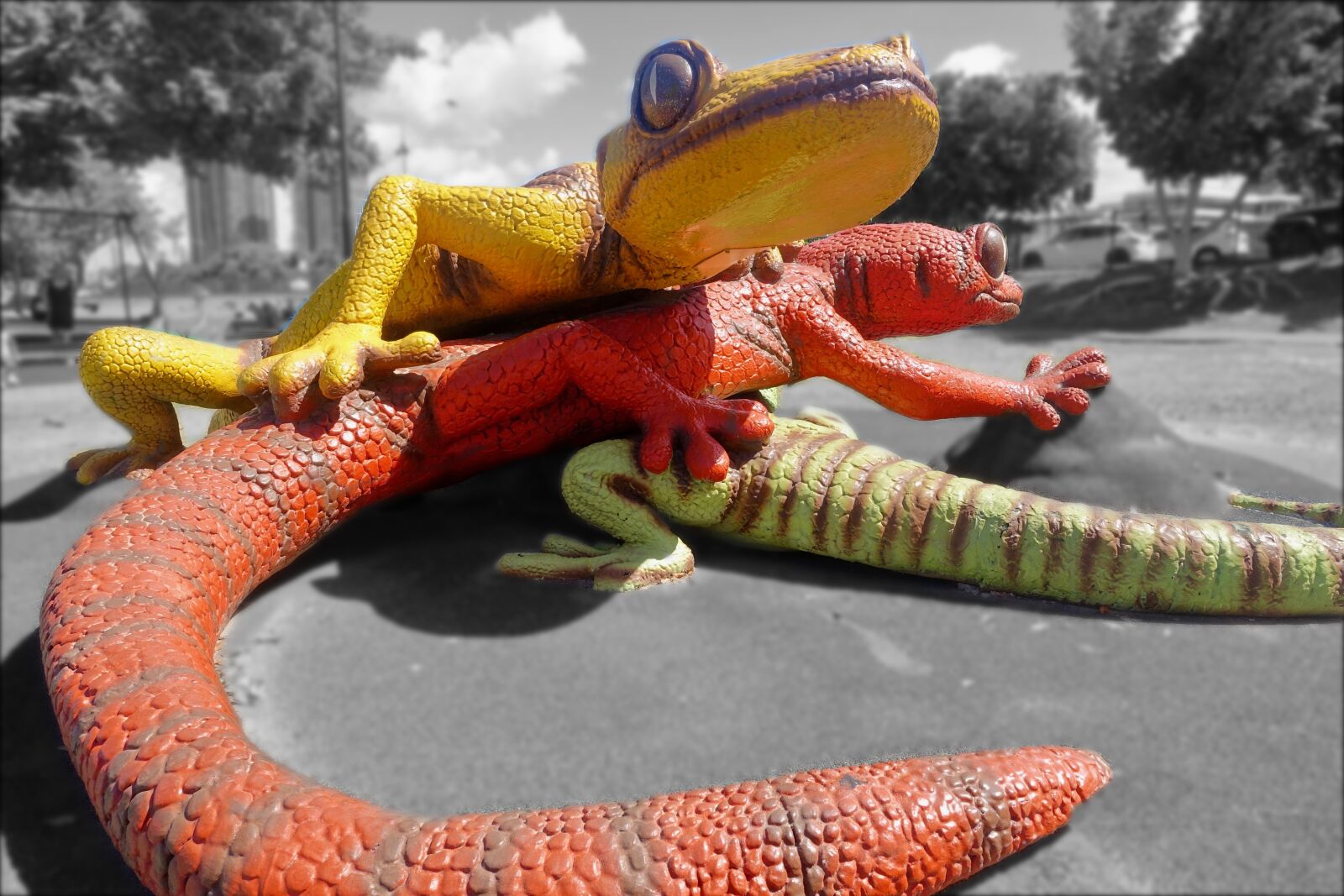 Sony Cyber-shot DSC-RX100 III sample photo. Lizards, geckos, statues photography