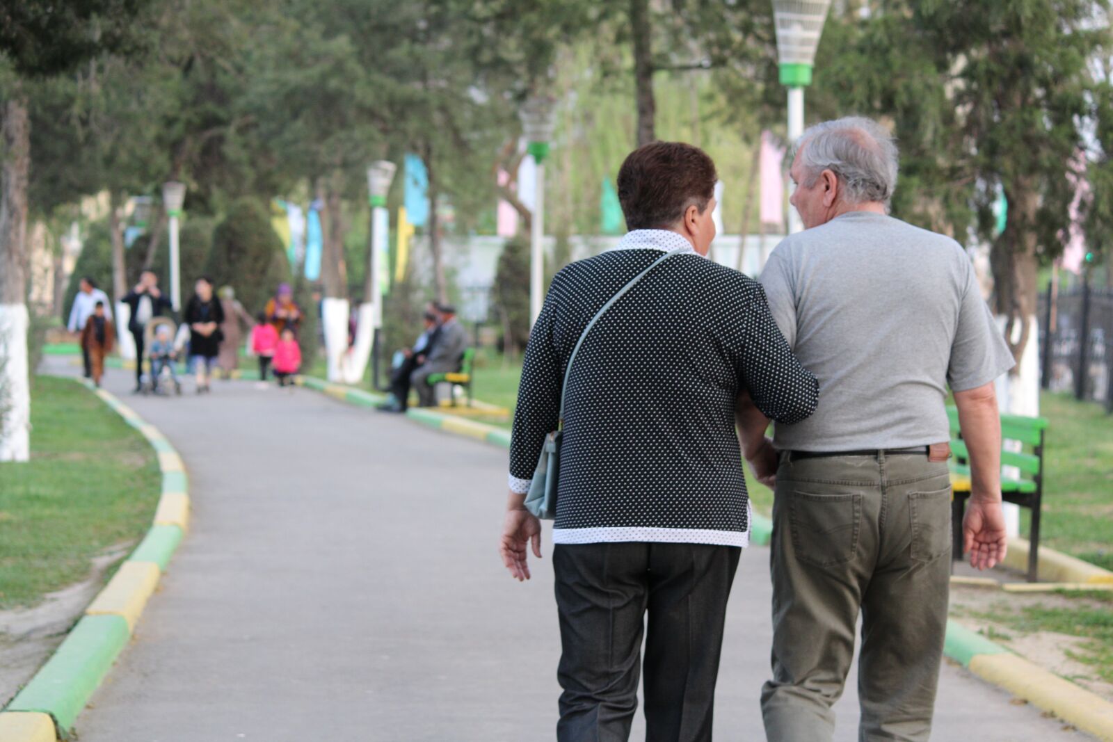 Canon EOS 600D (Rebel EOS T3i / EOS Kiss X5) sample photo. Man, outdoors, people photography