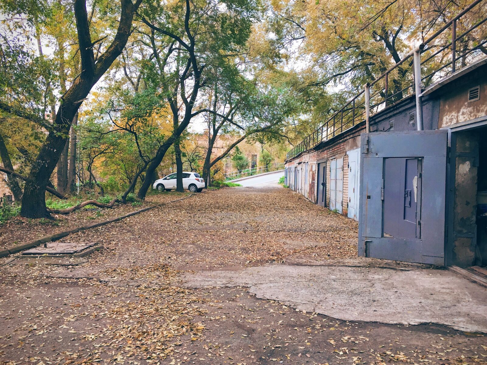 Apple iPhone 6 sample photo. Alley, autumn, city, fall photography