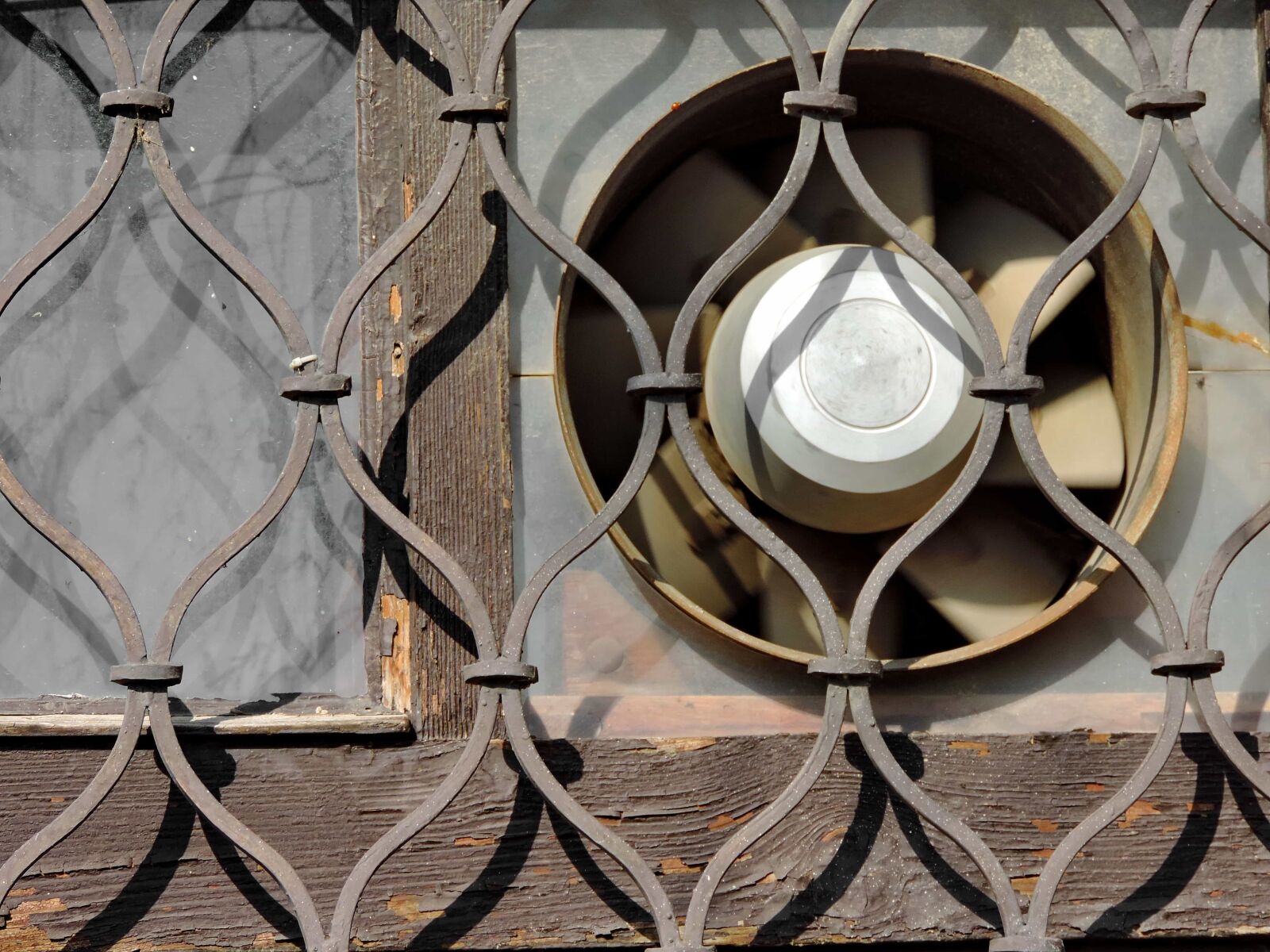 Nikon Coolpix P520 sample photo. Electric fan, old, iron photography