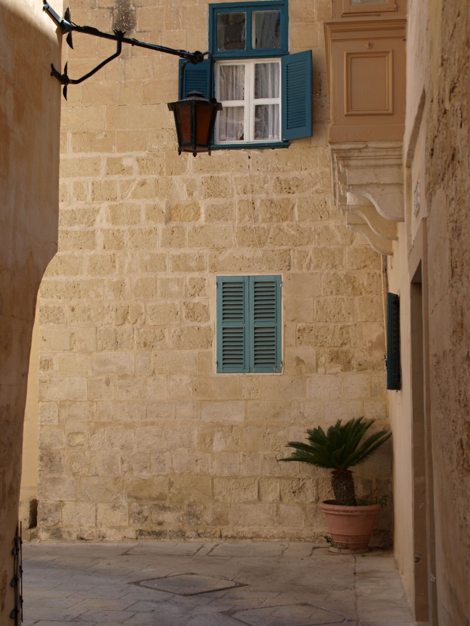 Olympus E-520 (EVOLT E-520) sample photo. Wall, nooks and crannies photography
