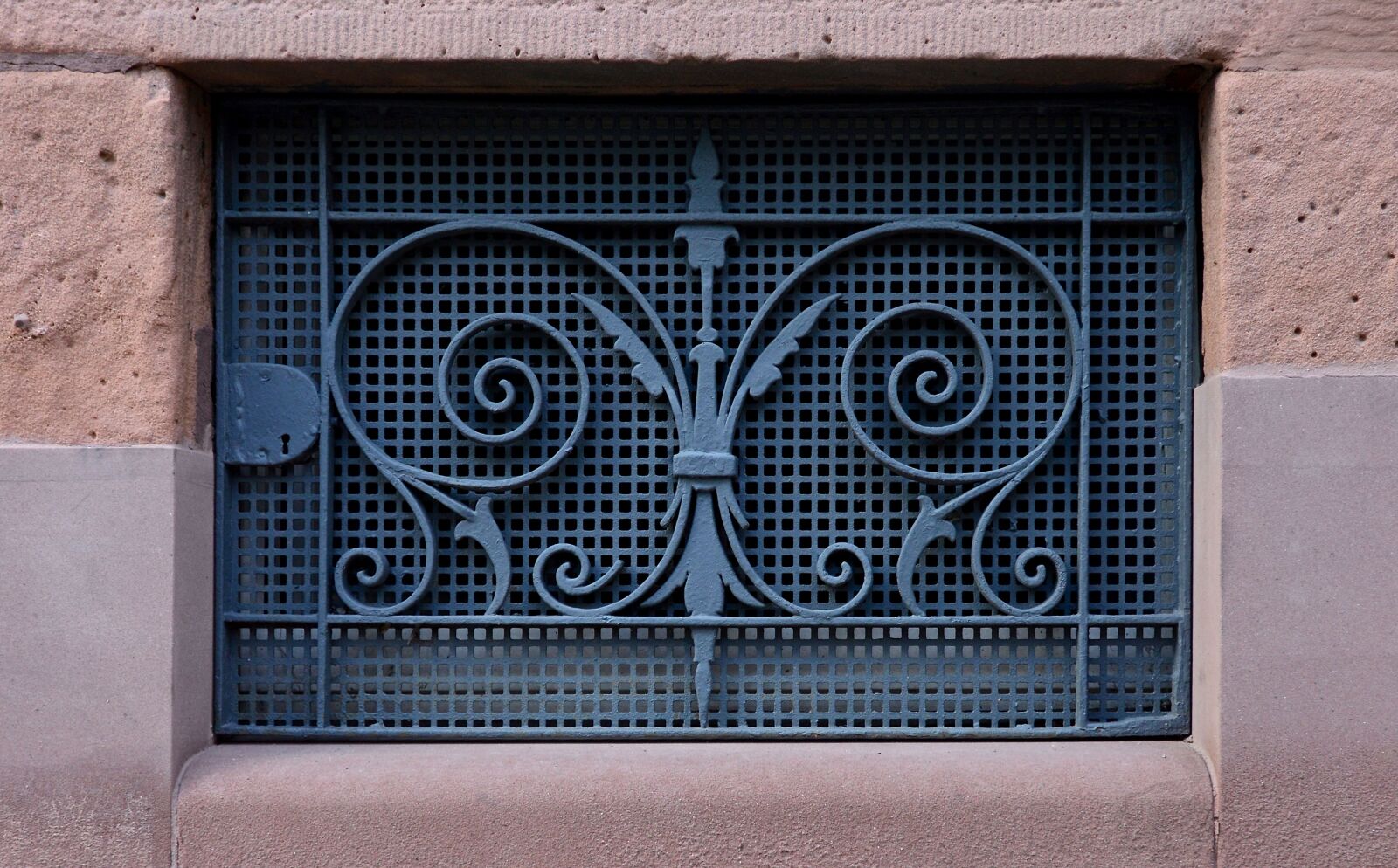 Nikon D3200 sample photo. Basement, basement bars, lattice photography