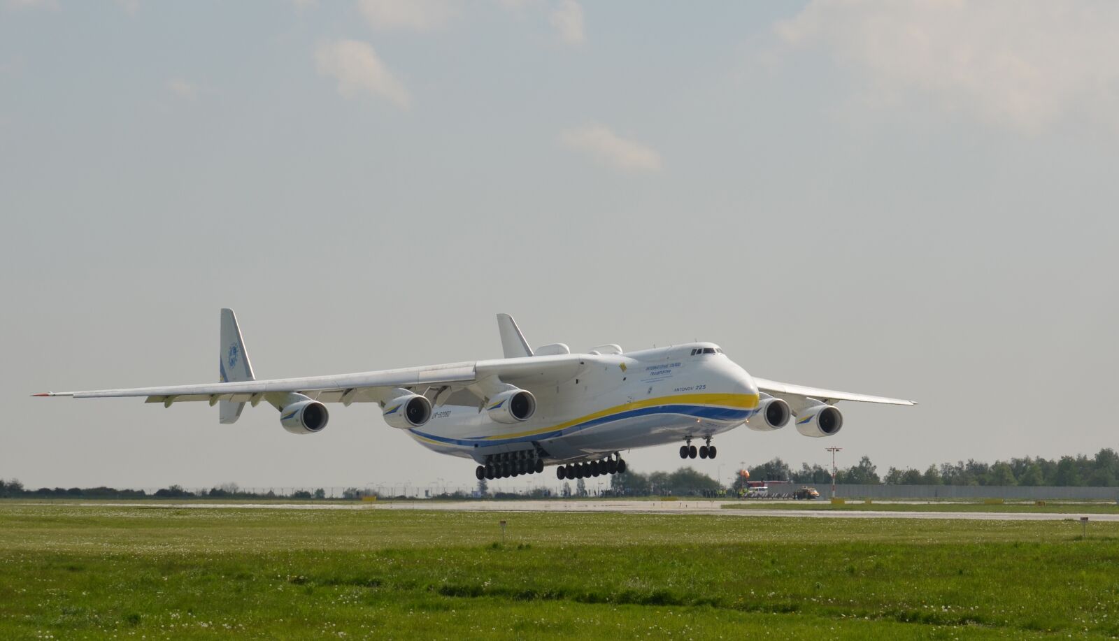 Nikon D5100 sample photo. Airport, antonov, aircraft photography